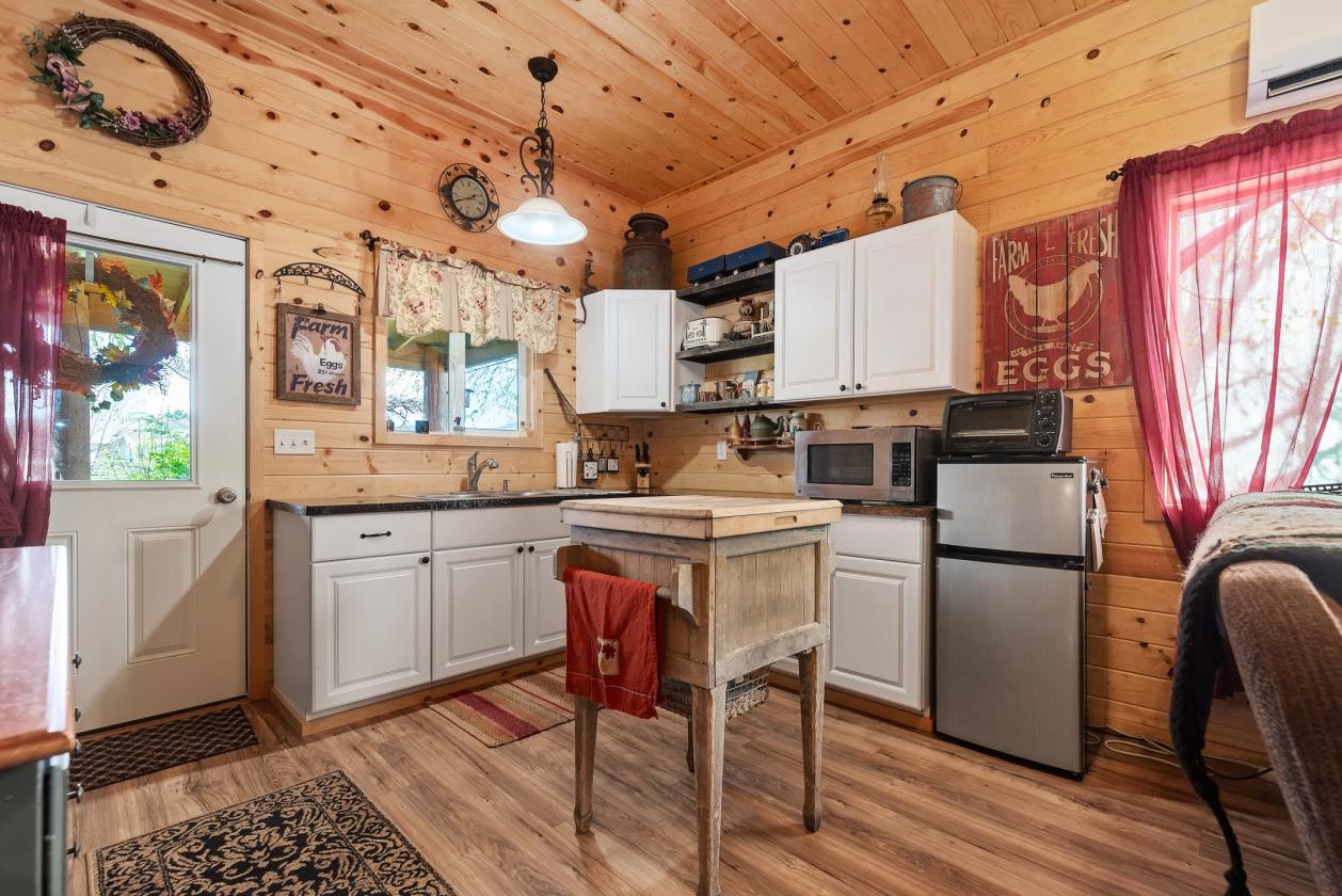 Home, Guest Quarters, Barn, 5 acres, arena & MORE! - photo 10
