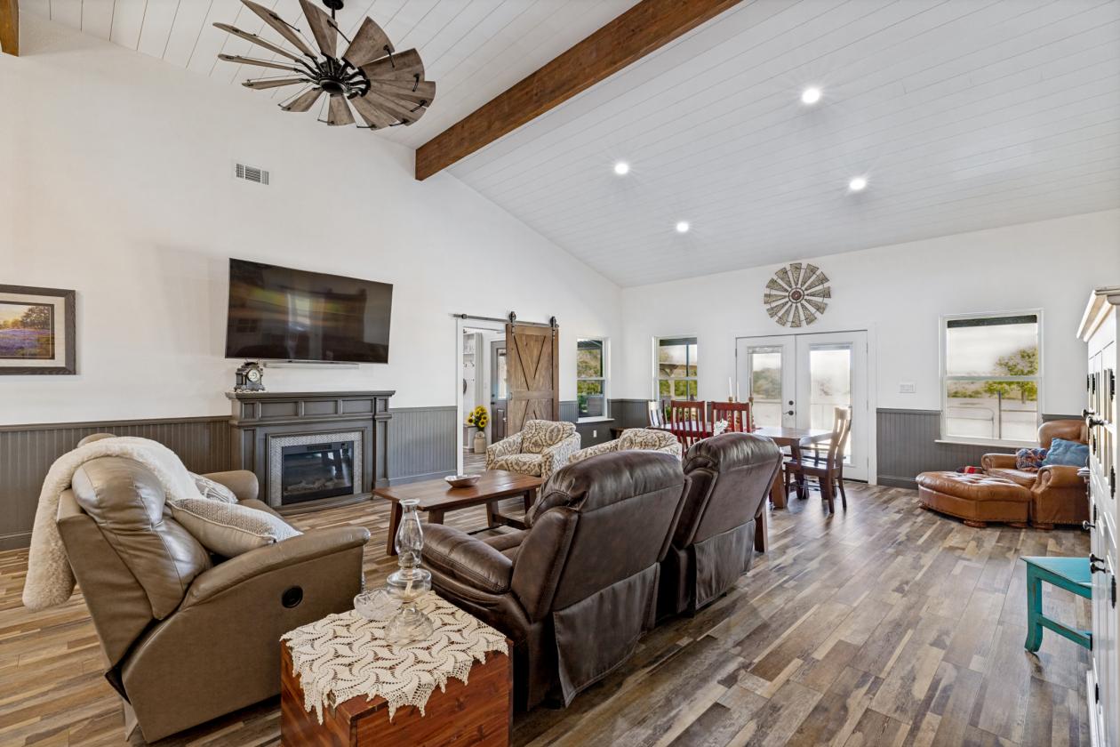 11 Acres with 2 homes, Horse Barn & Great Hunting - photo 5