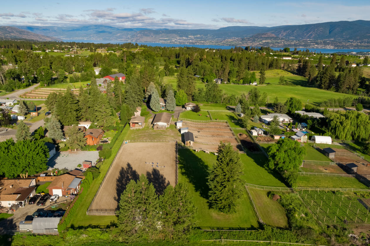 South East Kelowna acreage gem! Bring the horses! Kelowna, Central