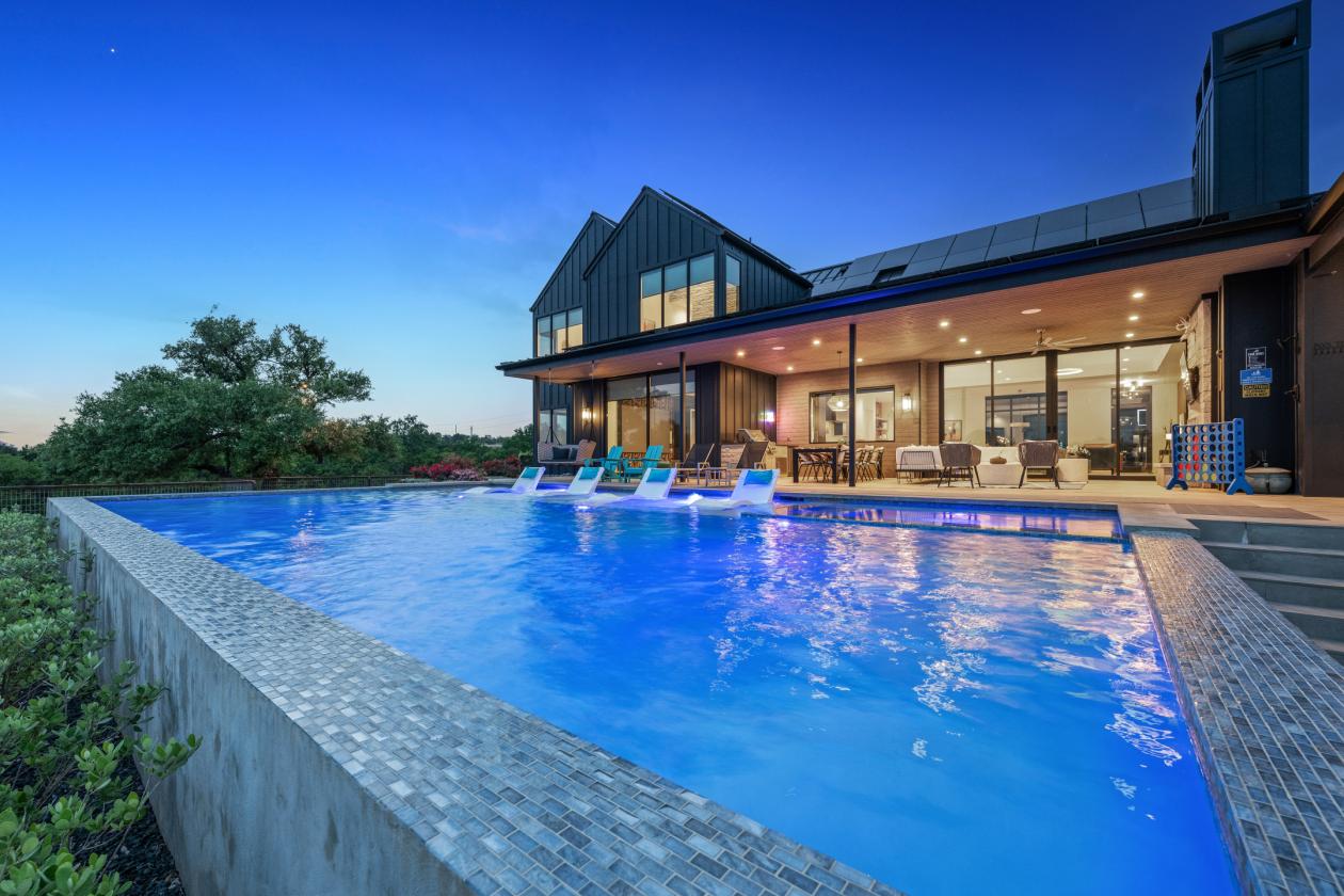 Luxe Estate w/State of the Art Horse Barn, Pond - photo 5