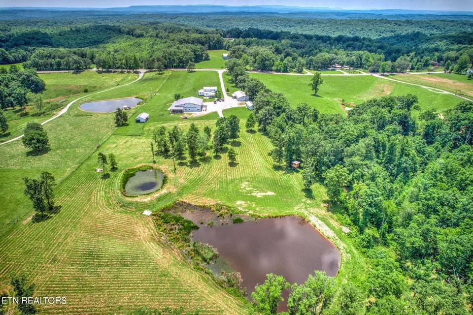 Country estate on 10 acres with 2 homes & barn | Sunbright , Morgan ...
