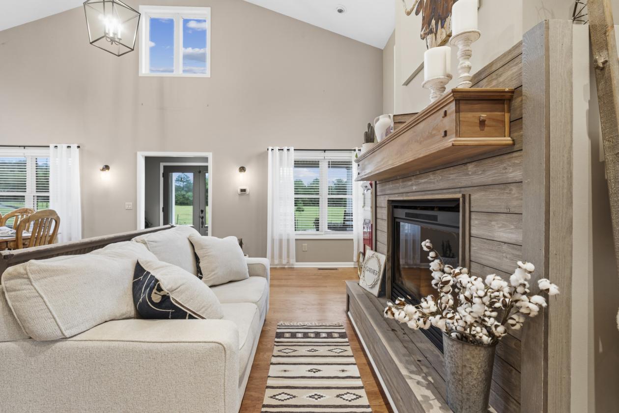 Remodeled Farmhouse in Private Community - photo 12