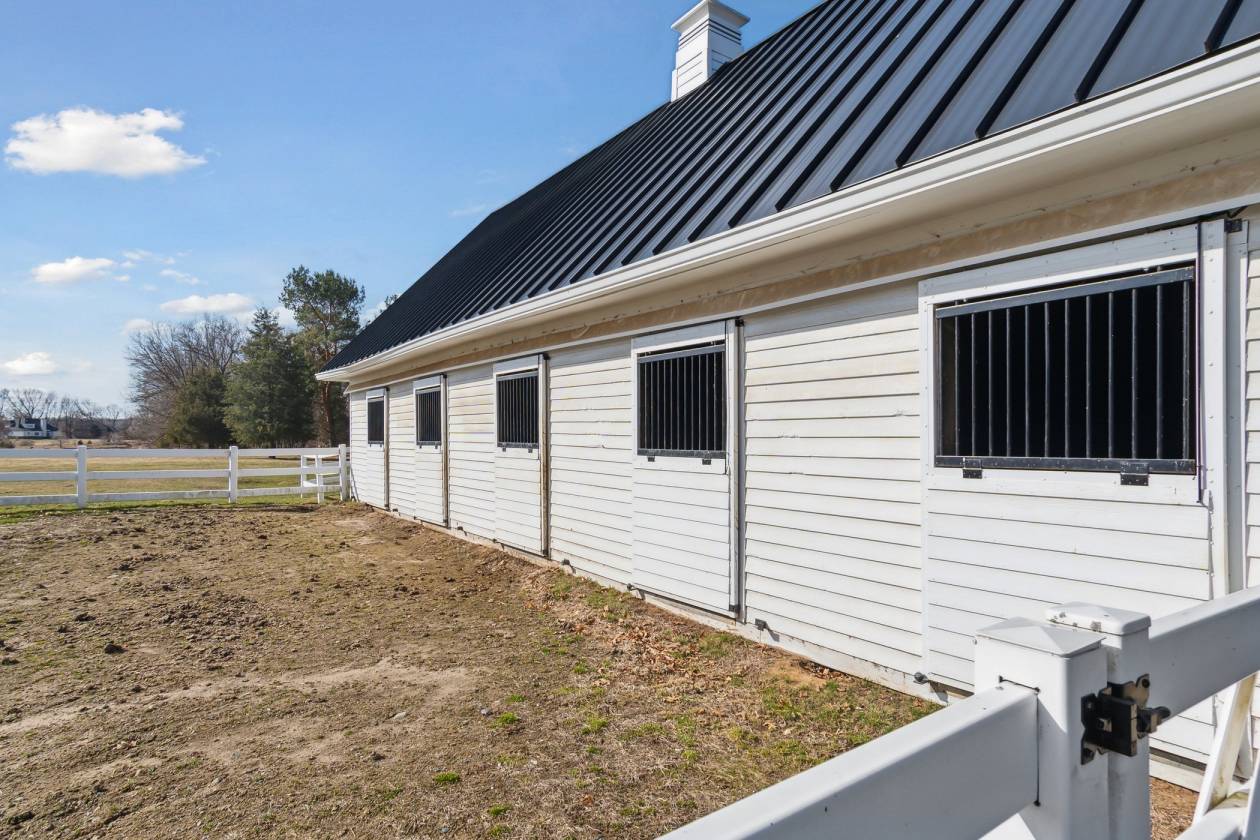 Beautiful equestrian estate on private all sports - photo 10