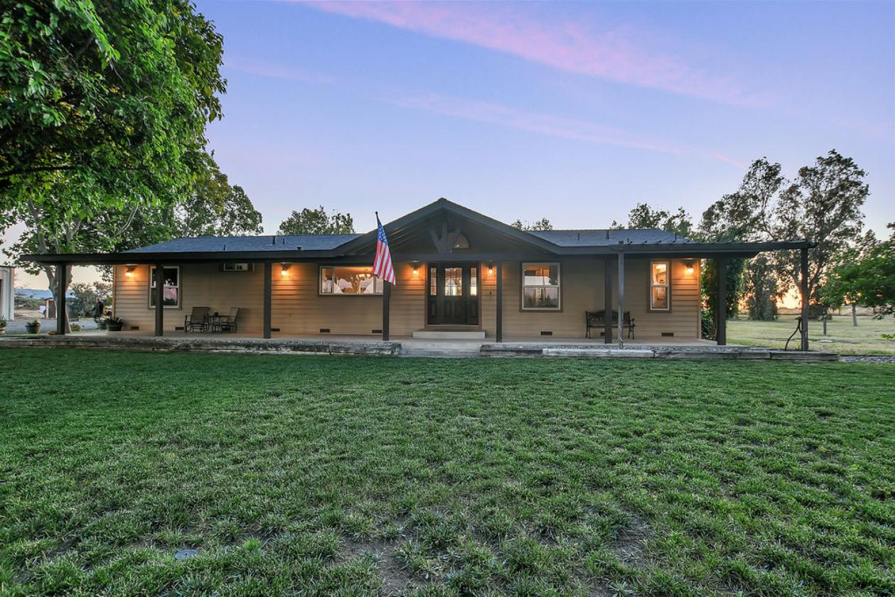 Premier Roping Property | Lighted Arena & Chute - photo 7