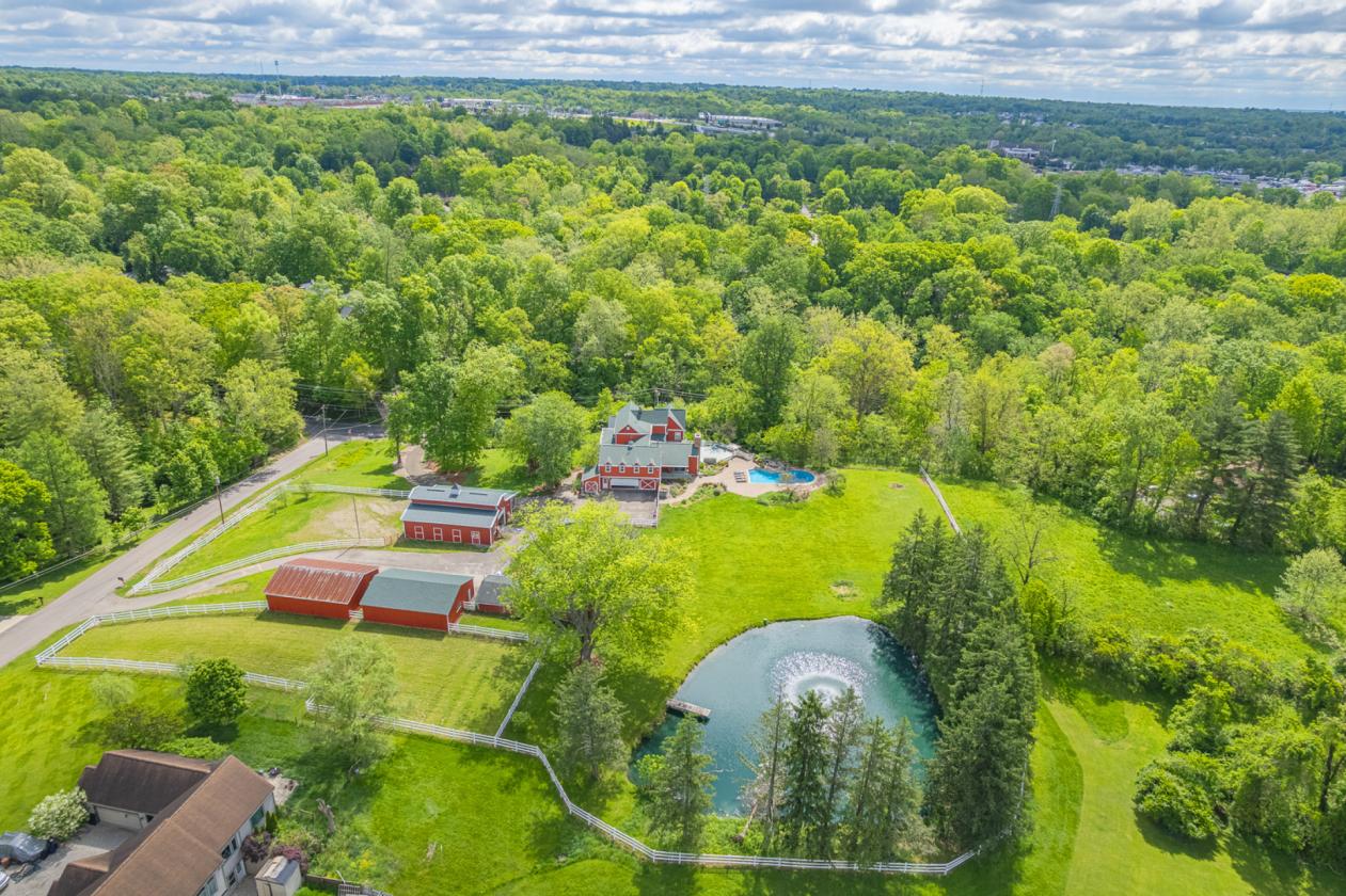 Luxury Equestrian Horse Ranch w/ 6-stall barn! - photo 3