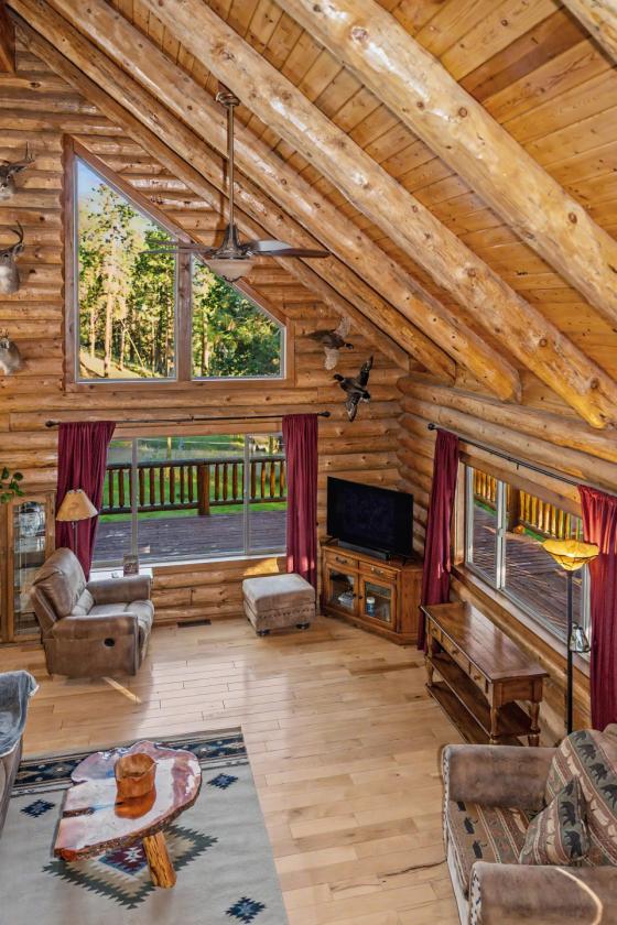 Stunning Log Home on 38.7 ac w/ barn & round pen - photo 5