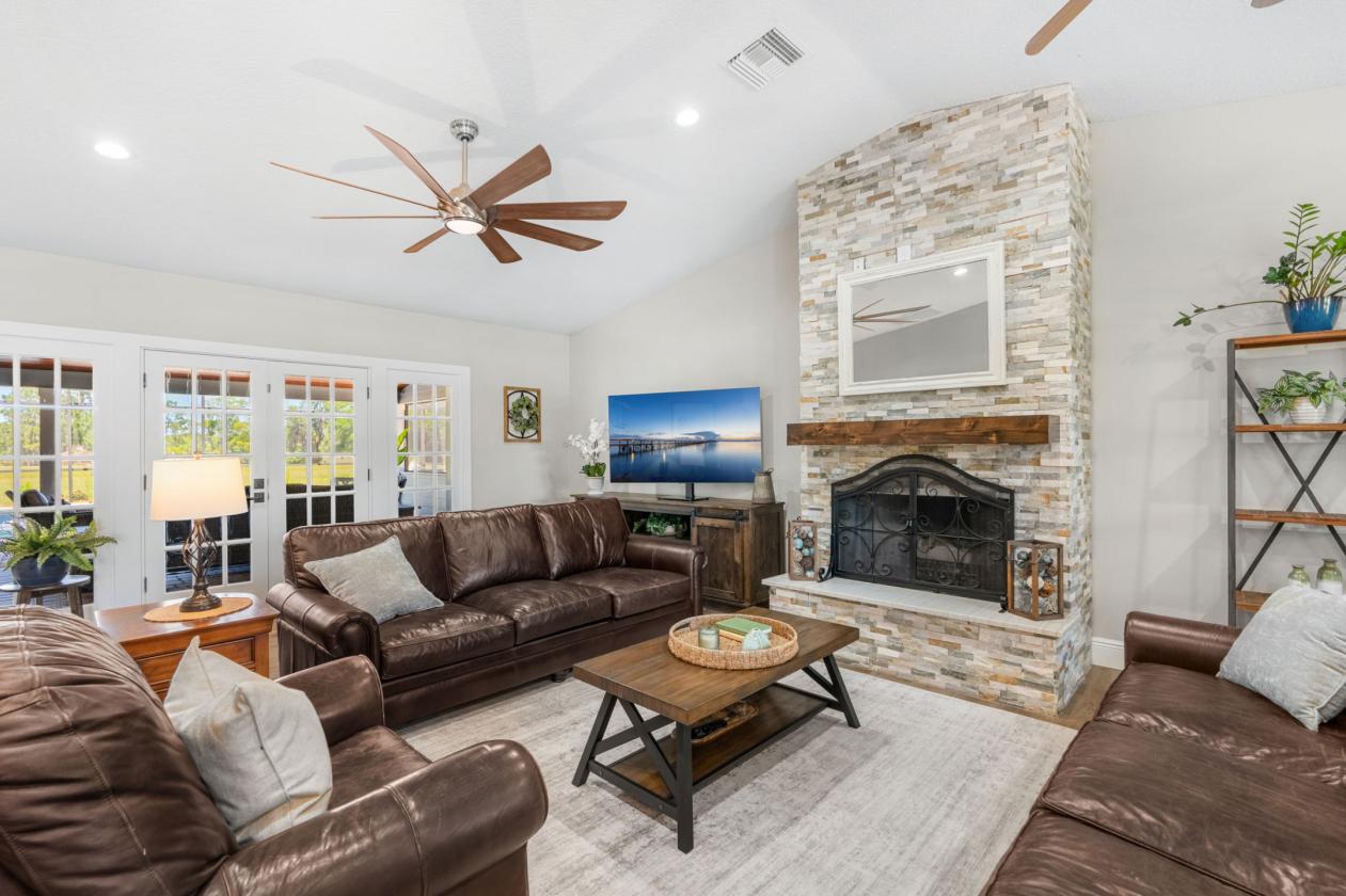Lakefront Equestrian Estate: Pool, Barn & Pasture - photo 15