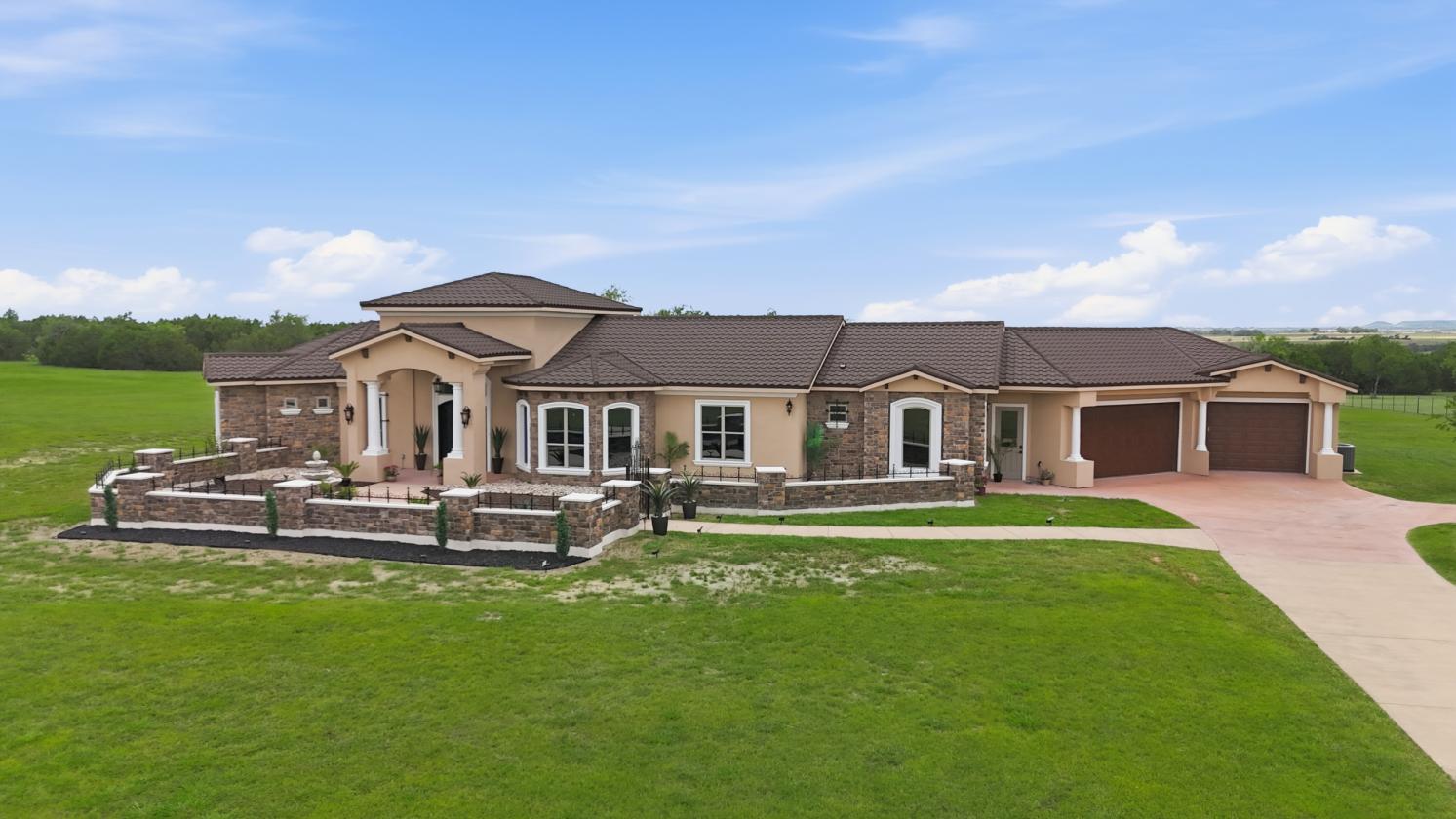 Gated Luxury Estate with Unmatched Views on 5 Acres - photo 2