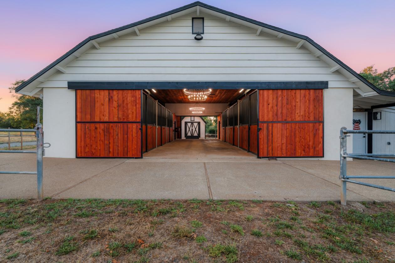 58 Acre Luxury Ranch - Barn, Arena, Pool, 9 parcels - photo 3