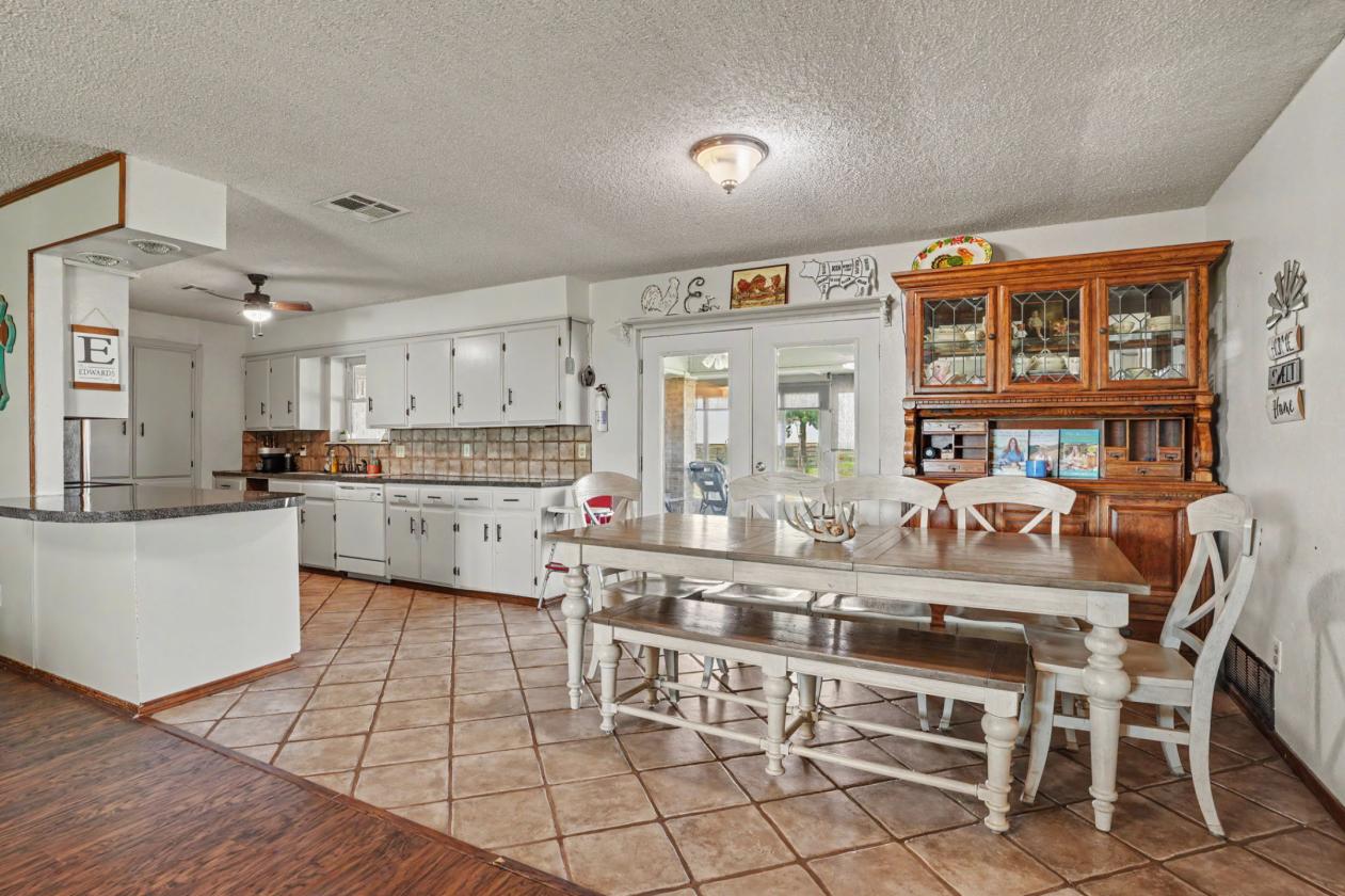 HOME ON 2.61 ACRES WITH HORSE PEN - photo 11