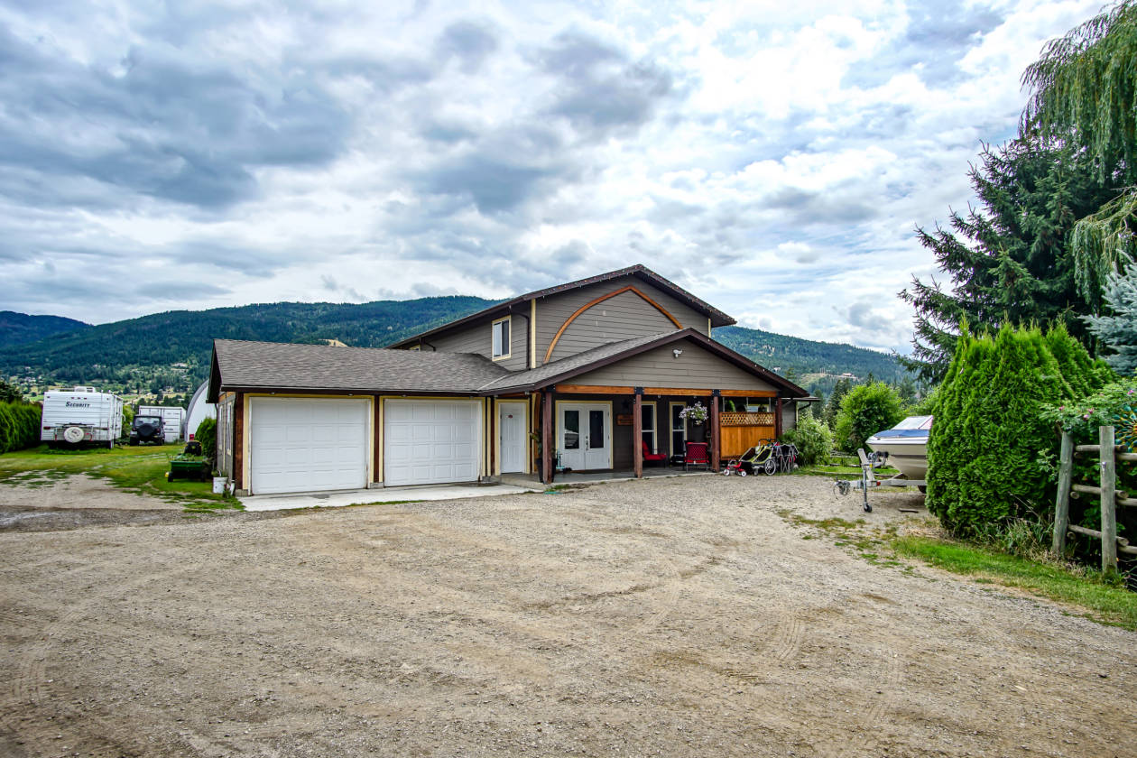 Horse Farm with 2 Homes Vernon, North Okanagan County, British
