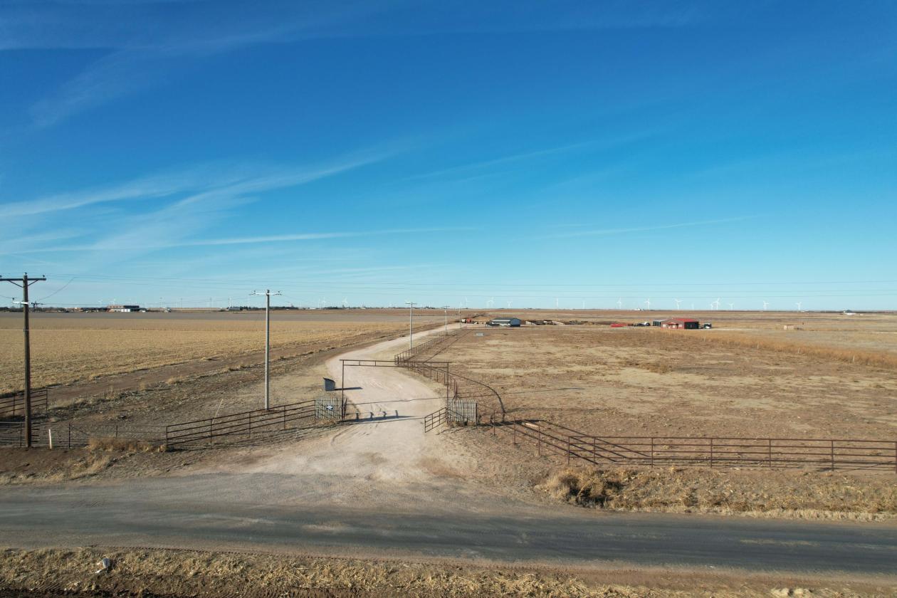 Feedyard & Equine Facility with Modern Homes - photo 5