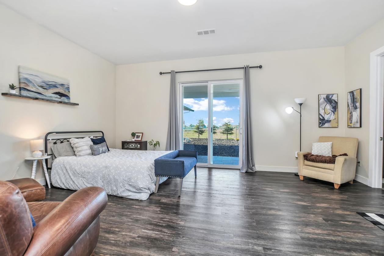 Newer custom single-story home - photo 16