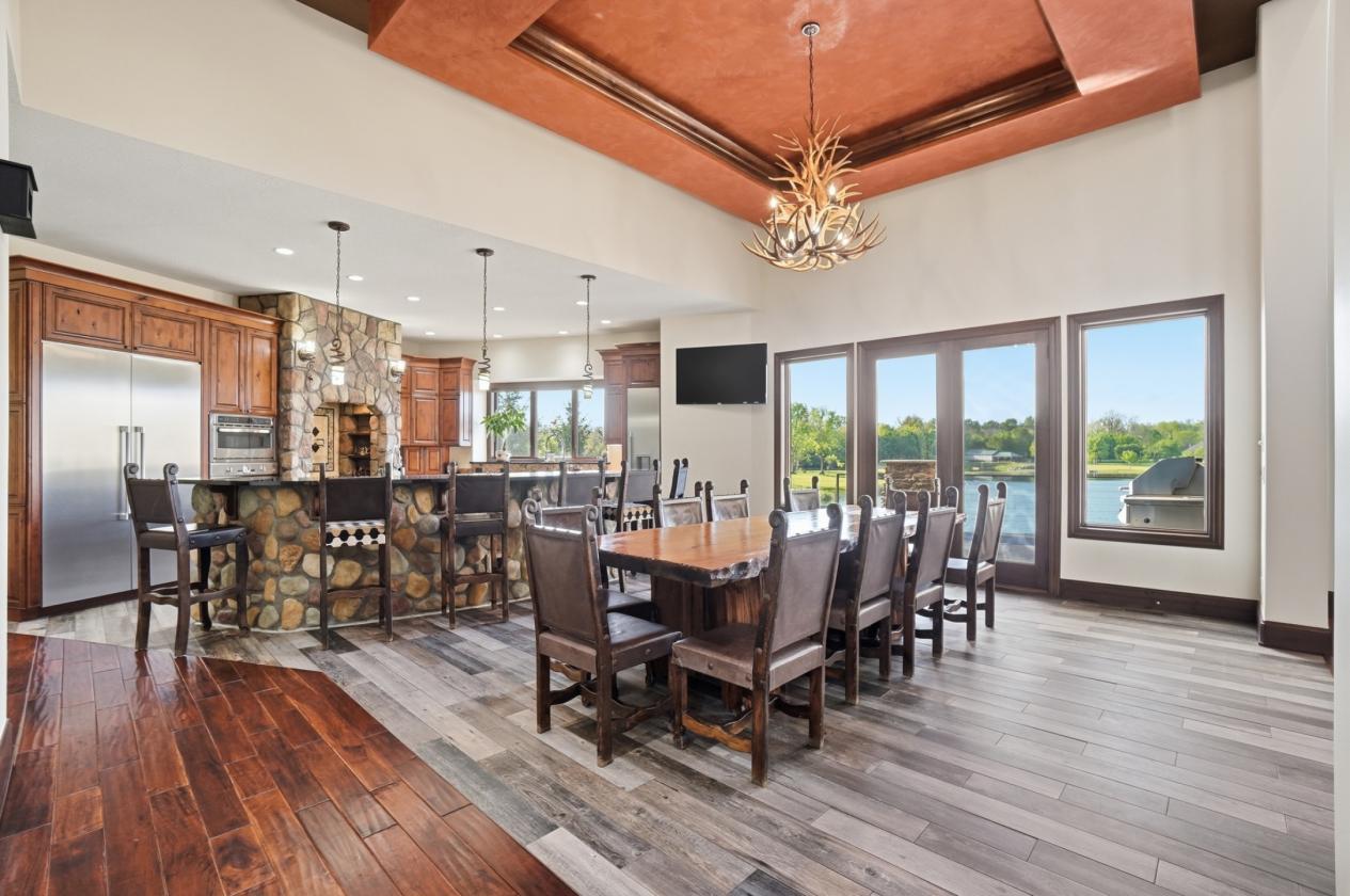 ASPEN-INSPIRED ESTATE ON 28 ACRES BACKS TO LAKE - photo 25