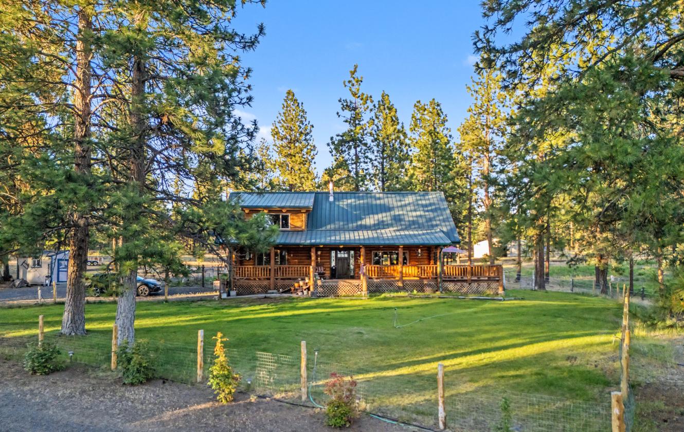 Stunning Log Home on 38.7 ac w/ barn & round pen - photo 20