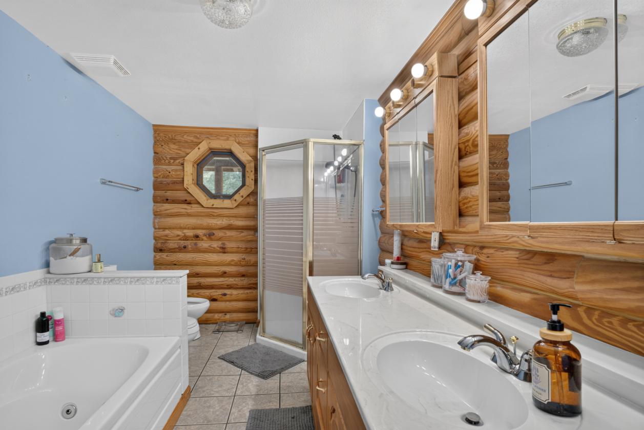 Log Home on 10 acres - Bring your horses! - photo 12