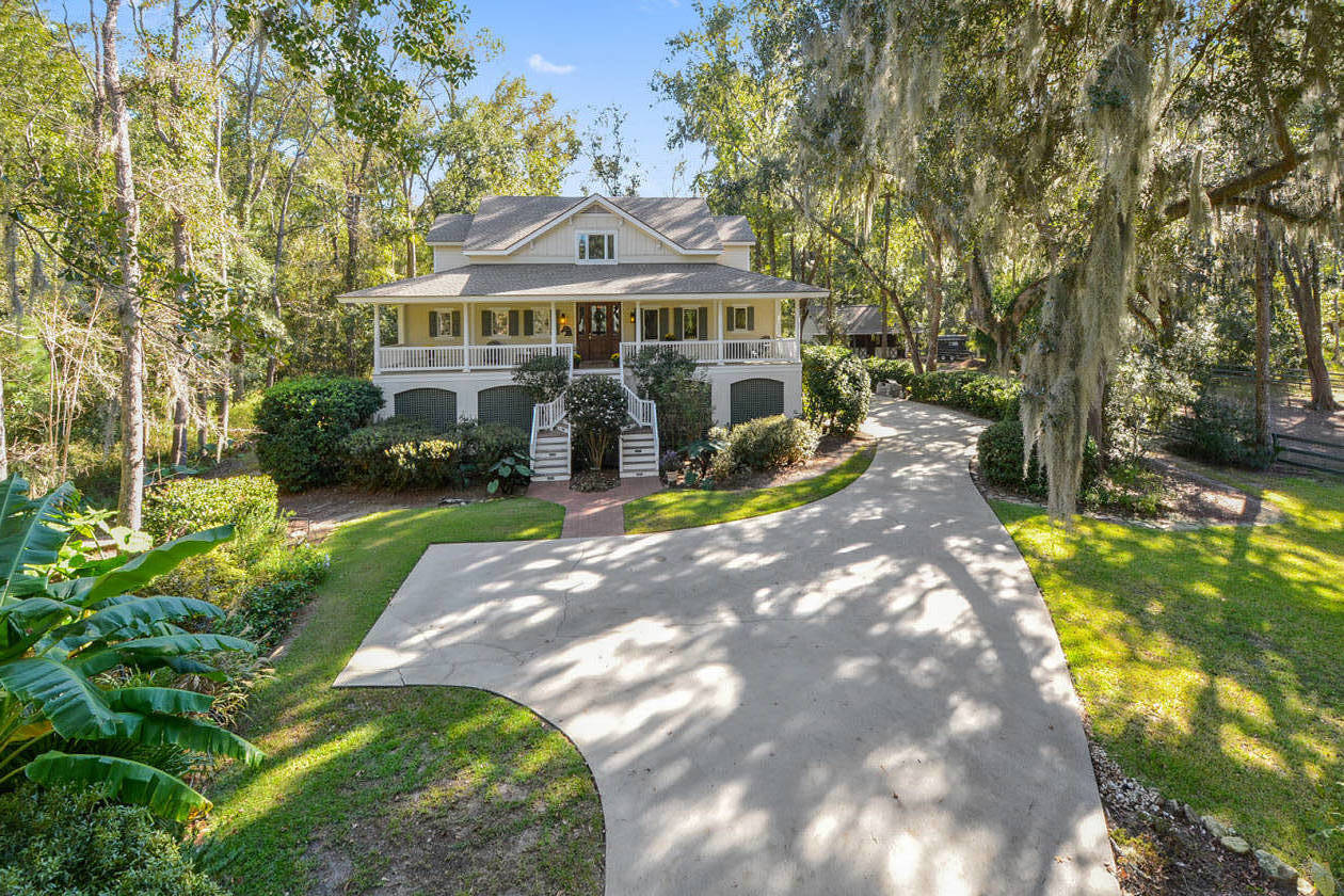 Equestrian Property backs up to 10 miles of groomed riding