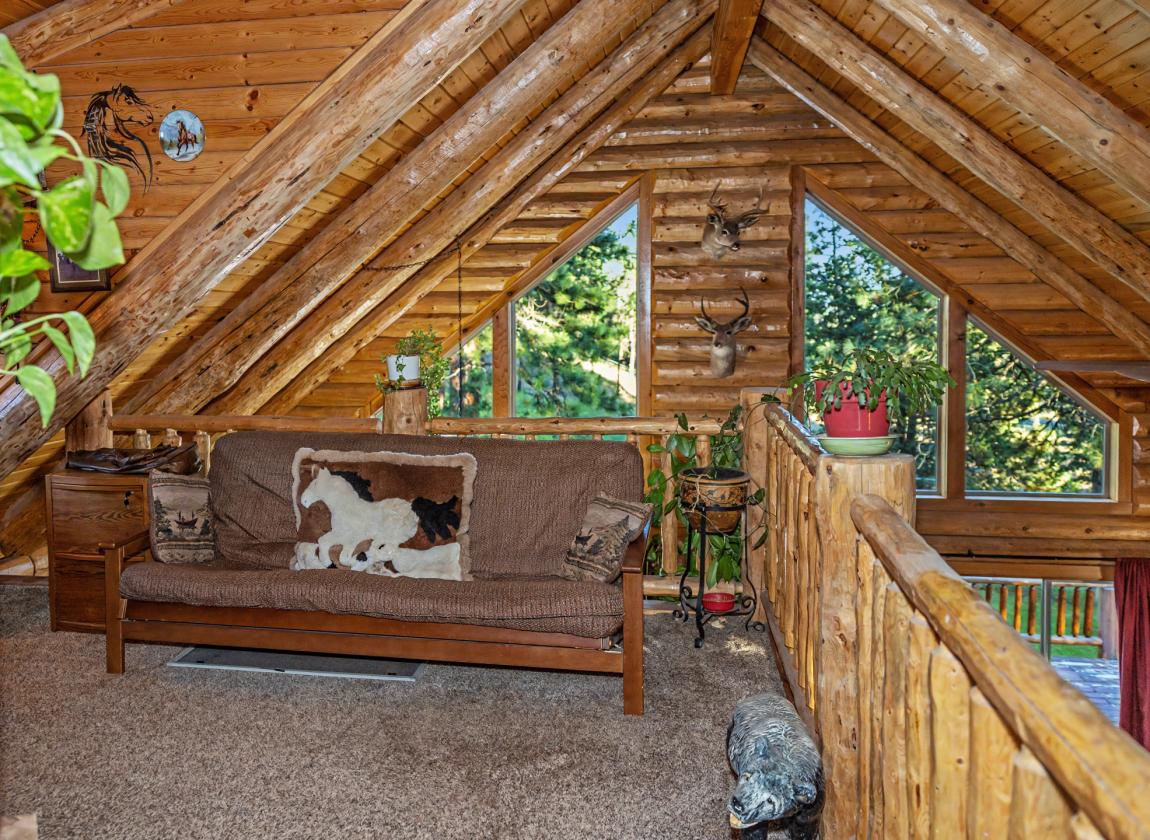 Stunning Log Home on 38.7 ac w/ barn & round pen - photo 8