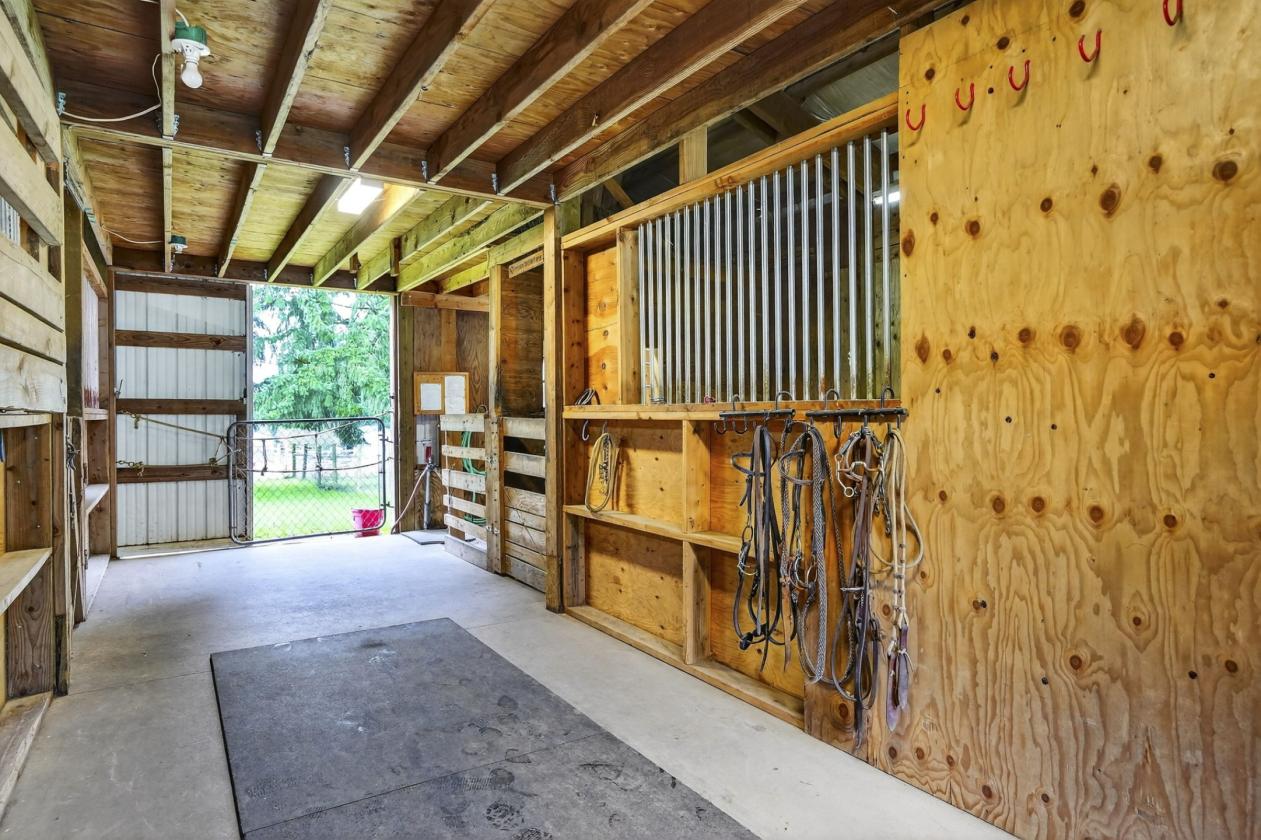 Huge Arena, Ample Pasture & Spacious Home - photo 4