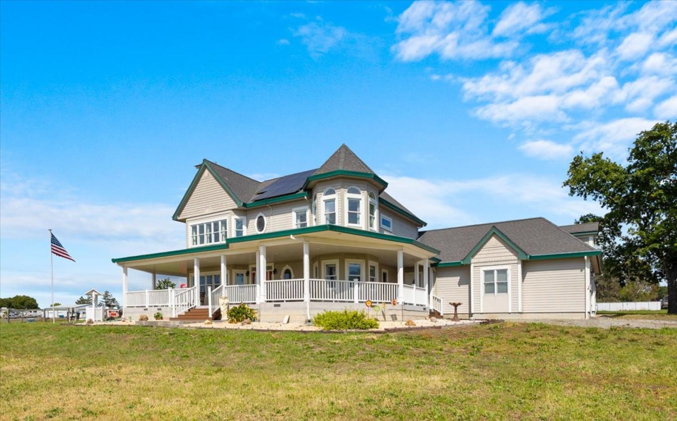 Modern Victorian Inspired Farmhouse on 2.74 acres! - photo 22