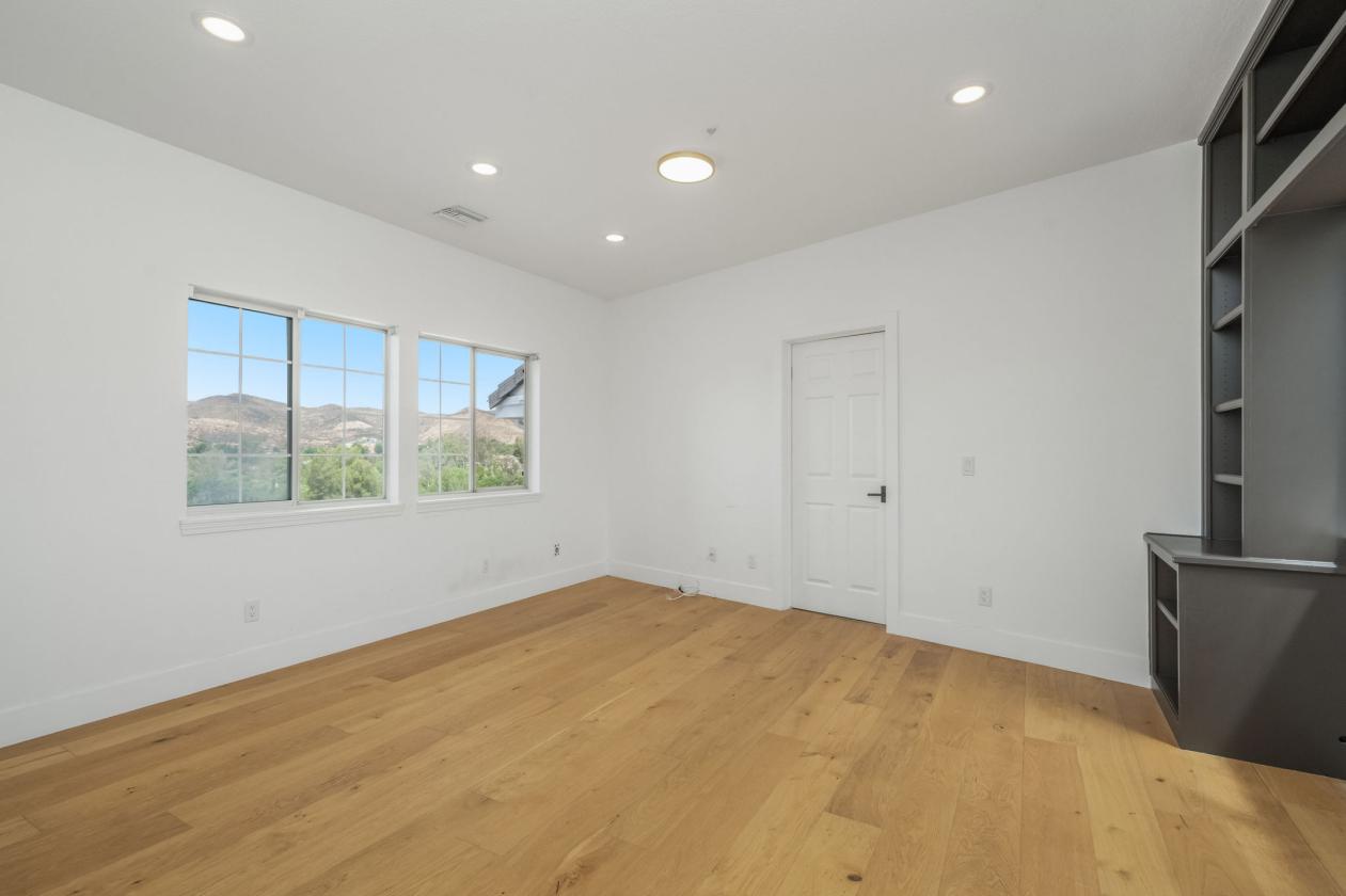 Expansive 5-Acre Estate - photo 13