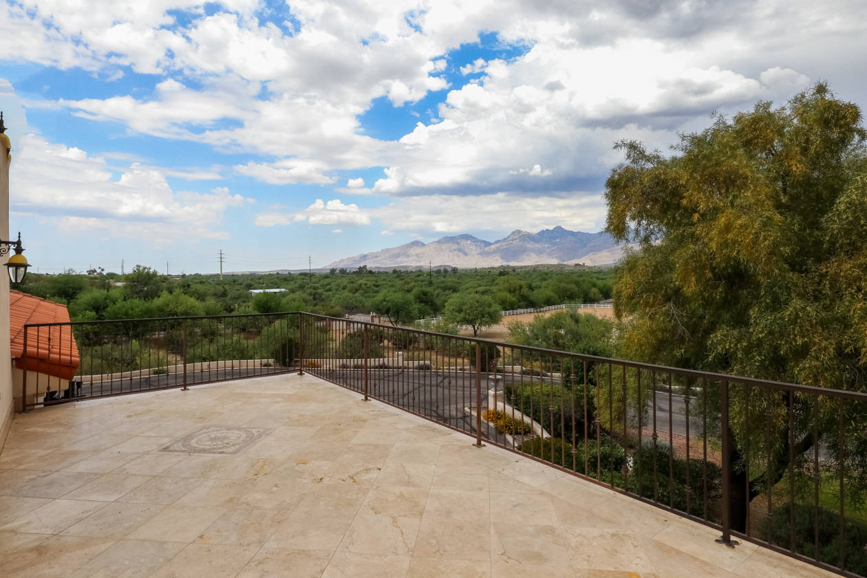 A 19 acre Equestrian Estate with large riding arenas and... Tucson