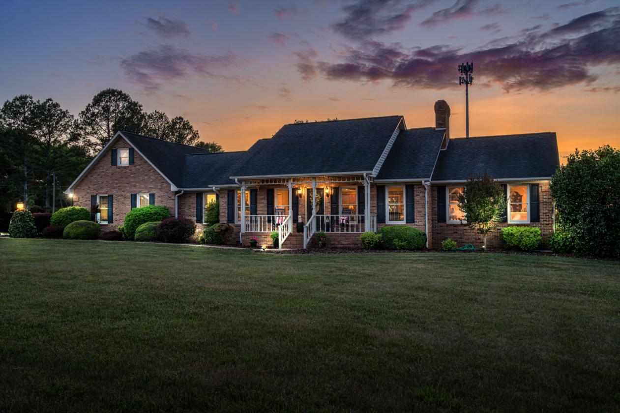 25-acre estate with river frontage and barn - photo 1