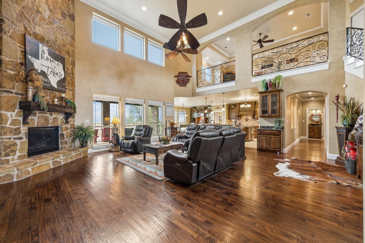CUSTOM COUNTRY RETREAT ON 25 ACRES - photo 4