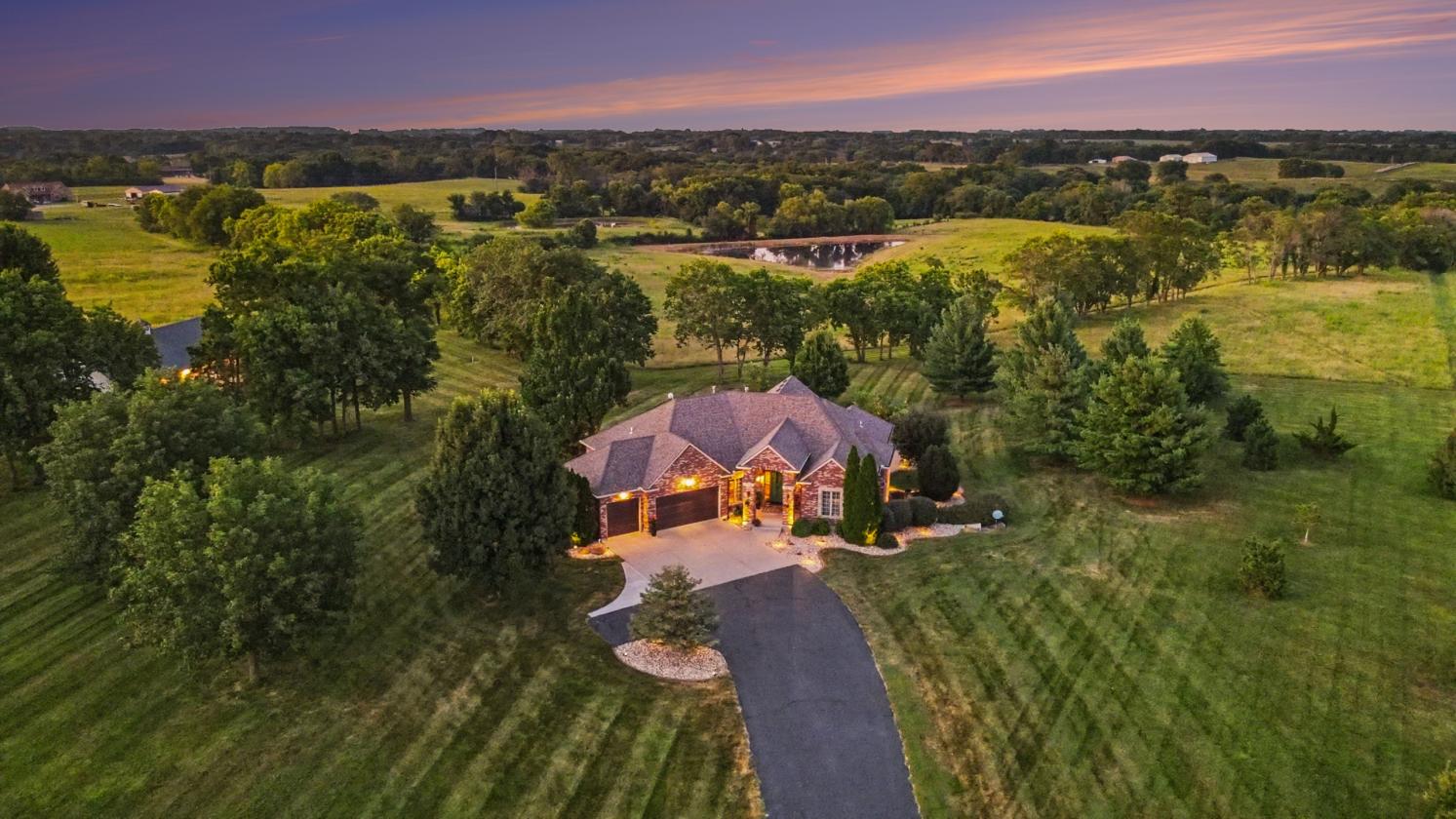 Outstanding Estate Including 20 Acres - photo 4
