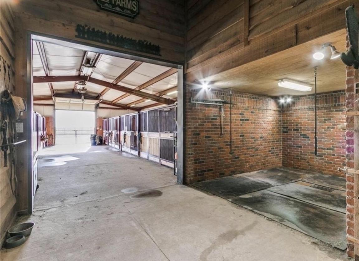 Rustic Elegance Meets Ultimate Equestrian Retreat - photo 9