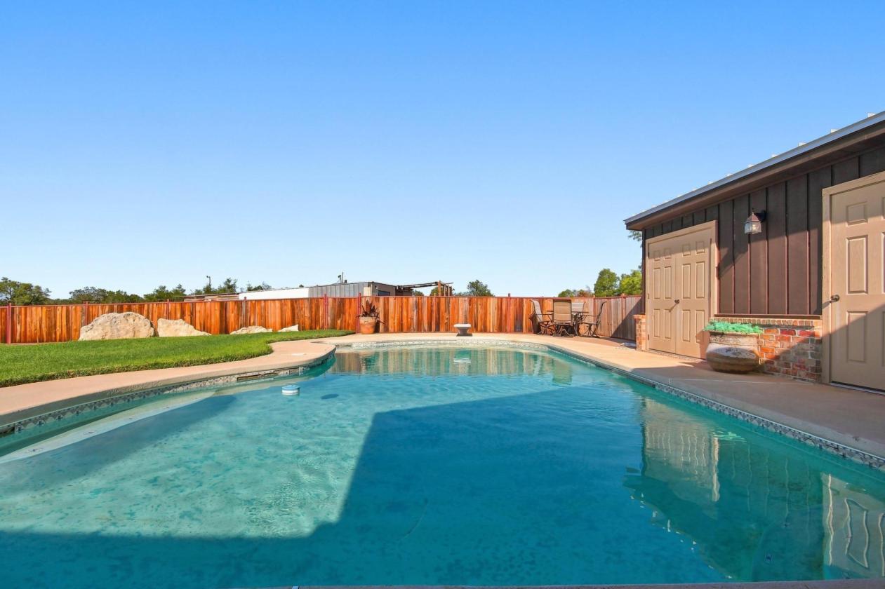 West Texas paradise with pool, barn & arena! - photo 20