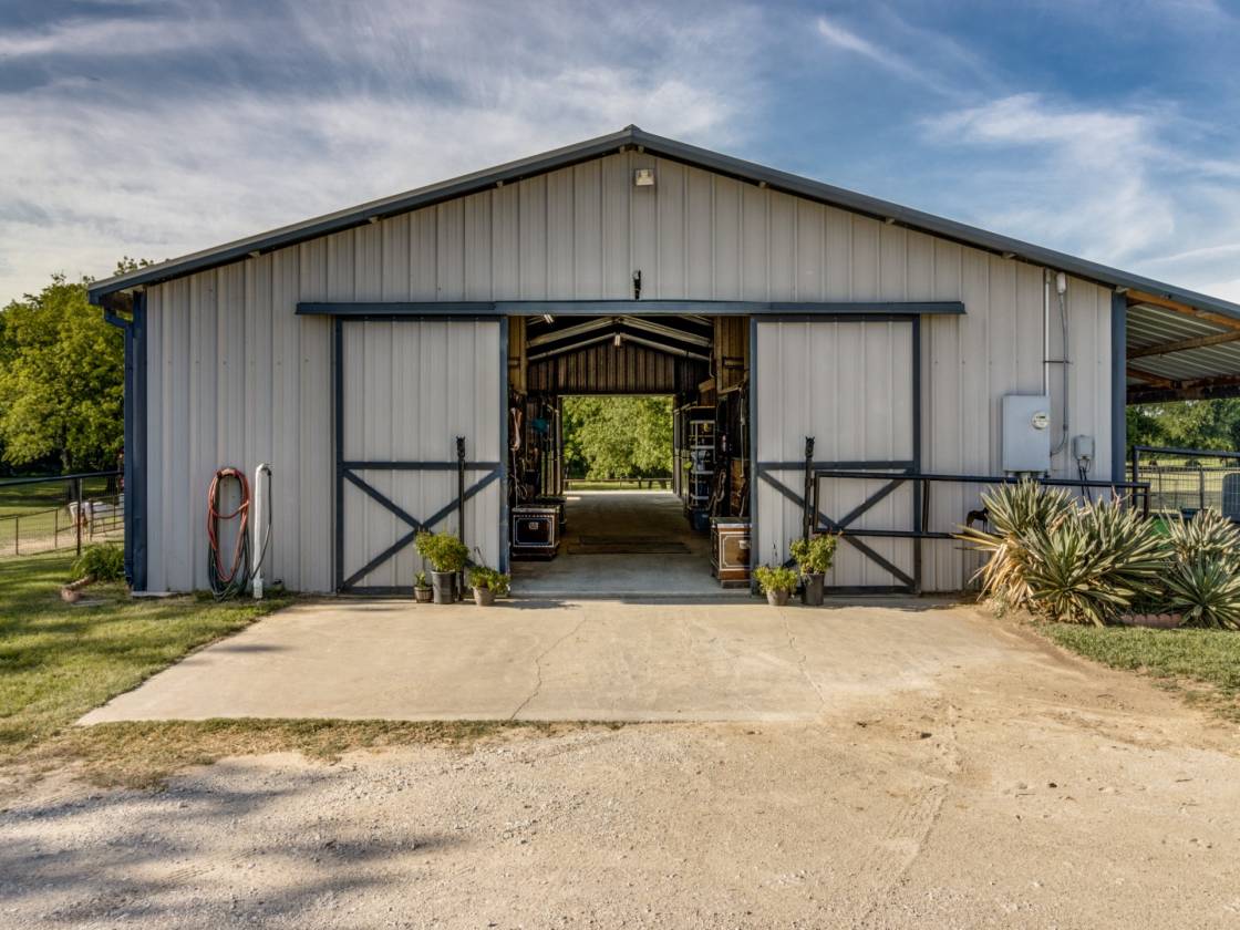 Equestrian's dream property in desirable location just north of Dallas