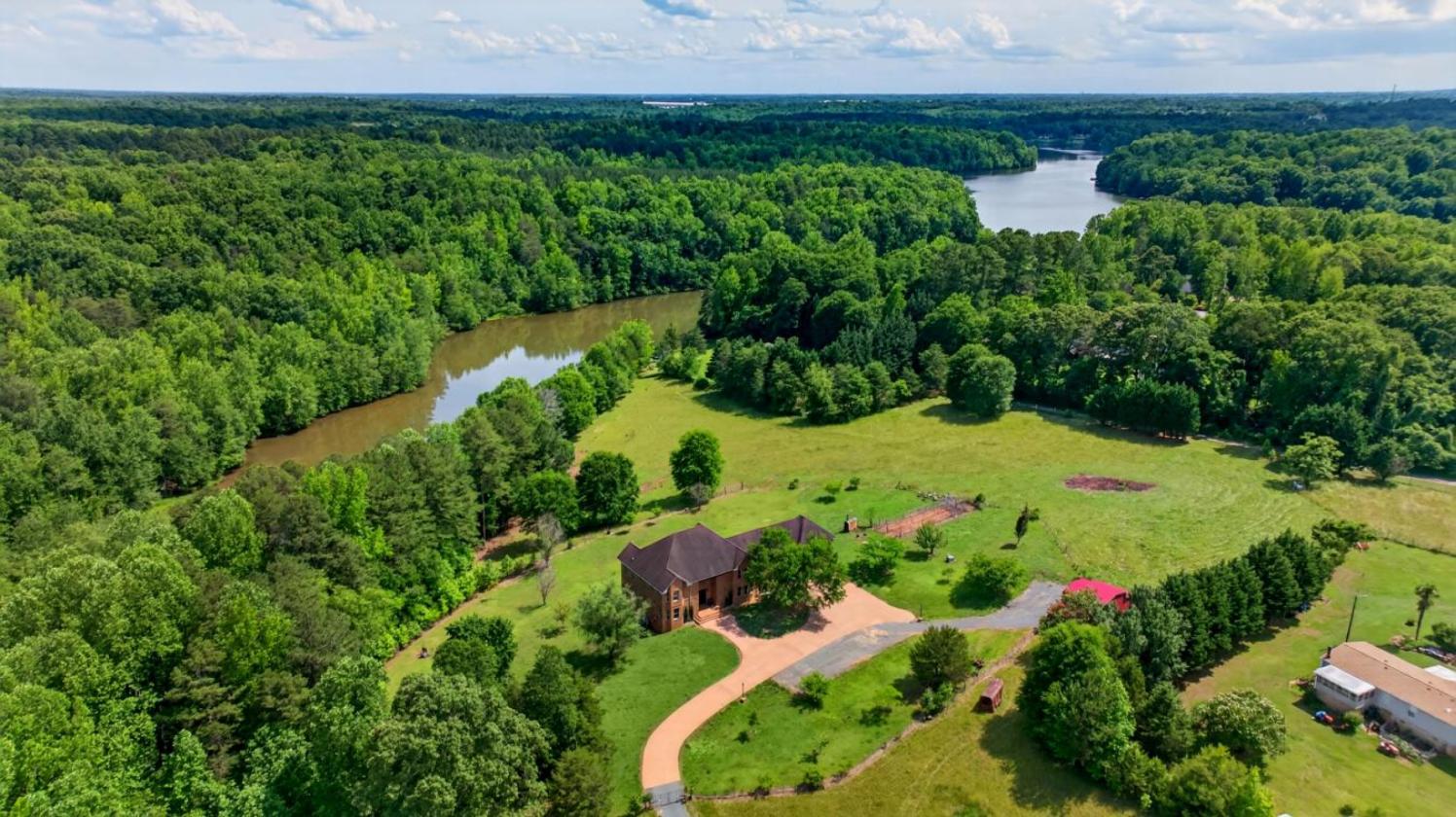 Lake Front Manor! - photo 4
