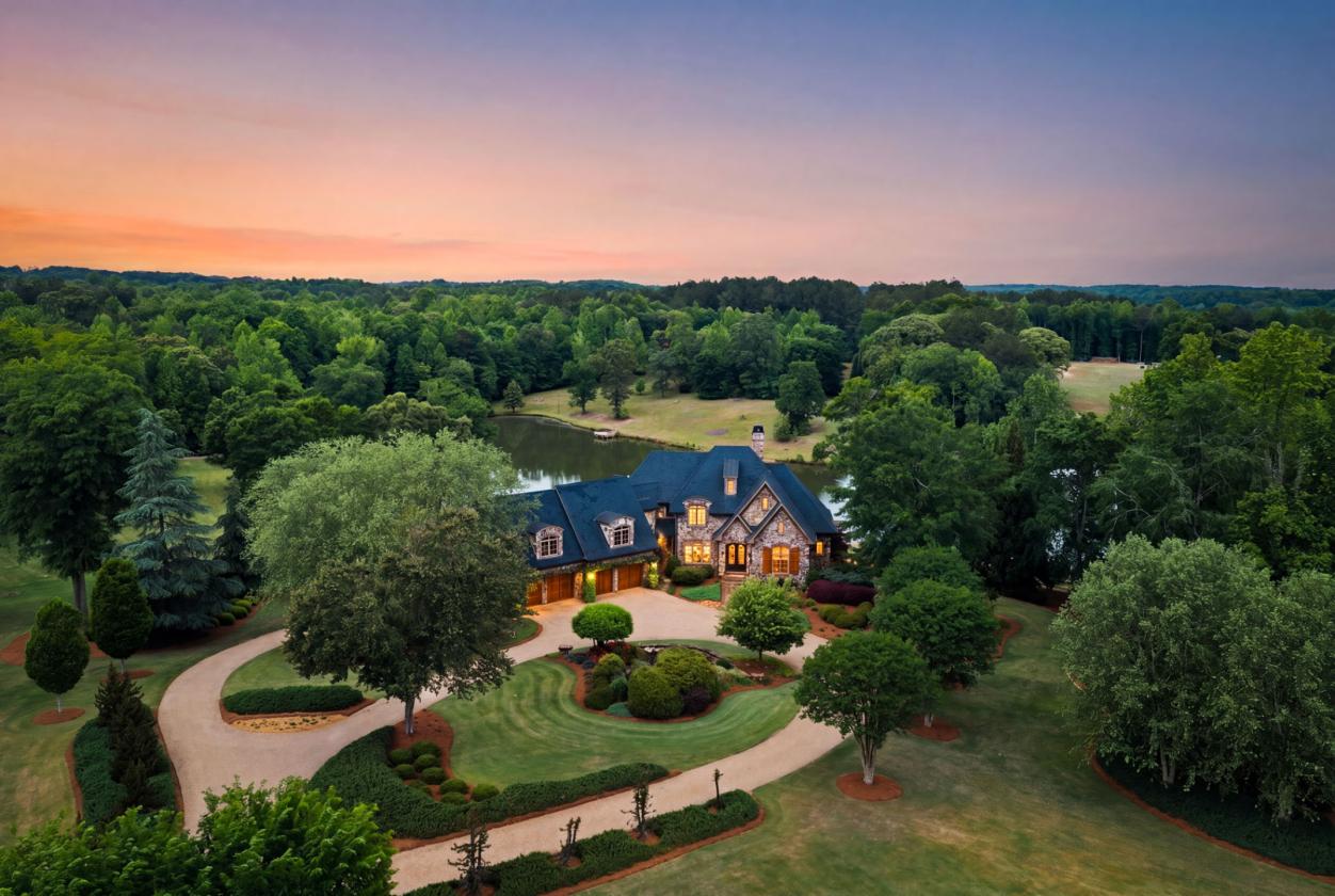 Luxury Estate on 2022 Acres with Helicopter Hangar - photo 2