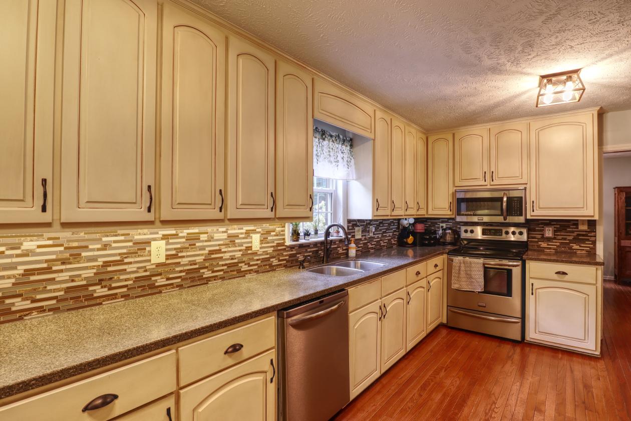 Turnkey Country Retreat on 8 Private Acres - photo 7
