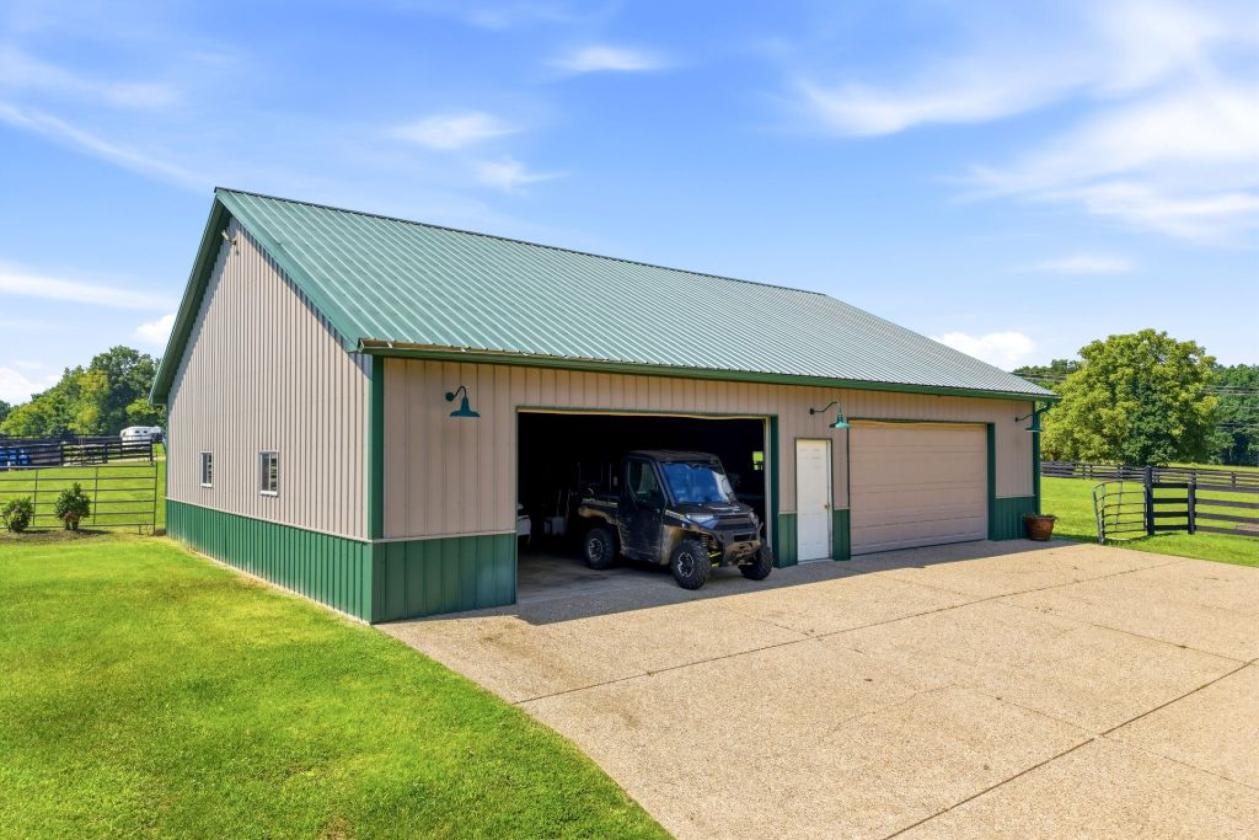 Equestrian Horse Farm with 73.5 acres - photo 5