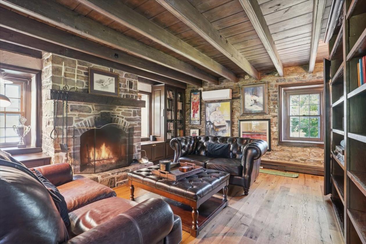 Equestrian estate w/ luxury barn & carriage house - photo 14