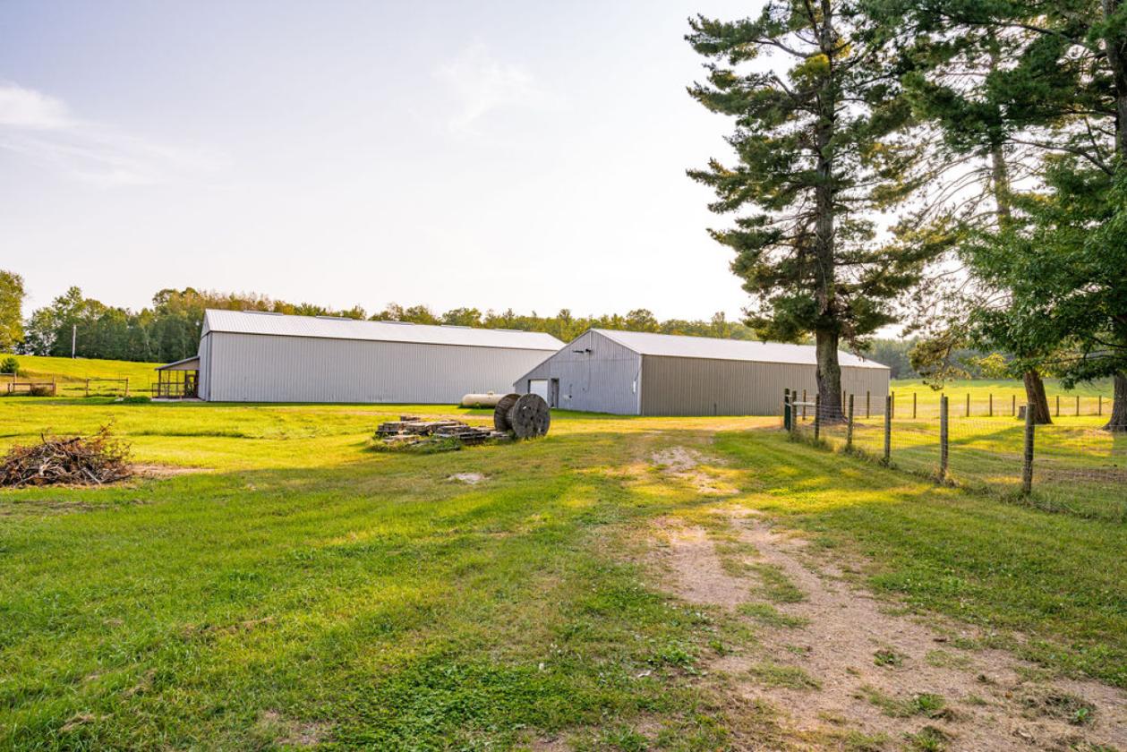 Turnkey Country Estate with Barns, Pasture & Eques - photo 14