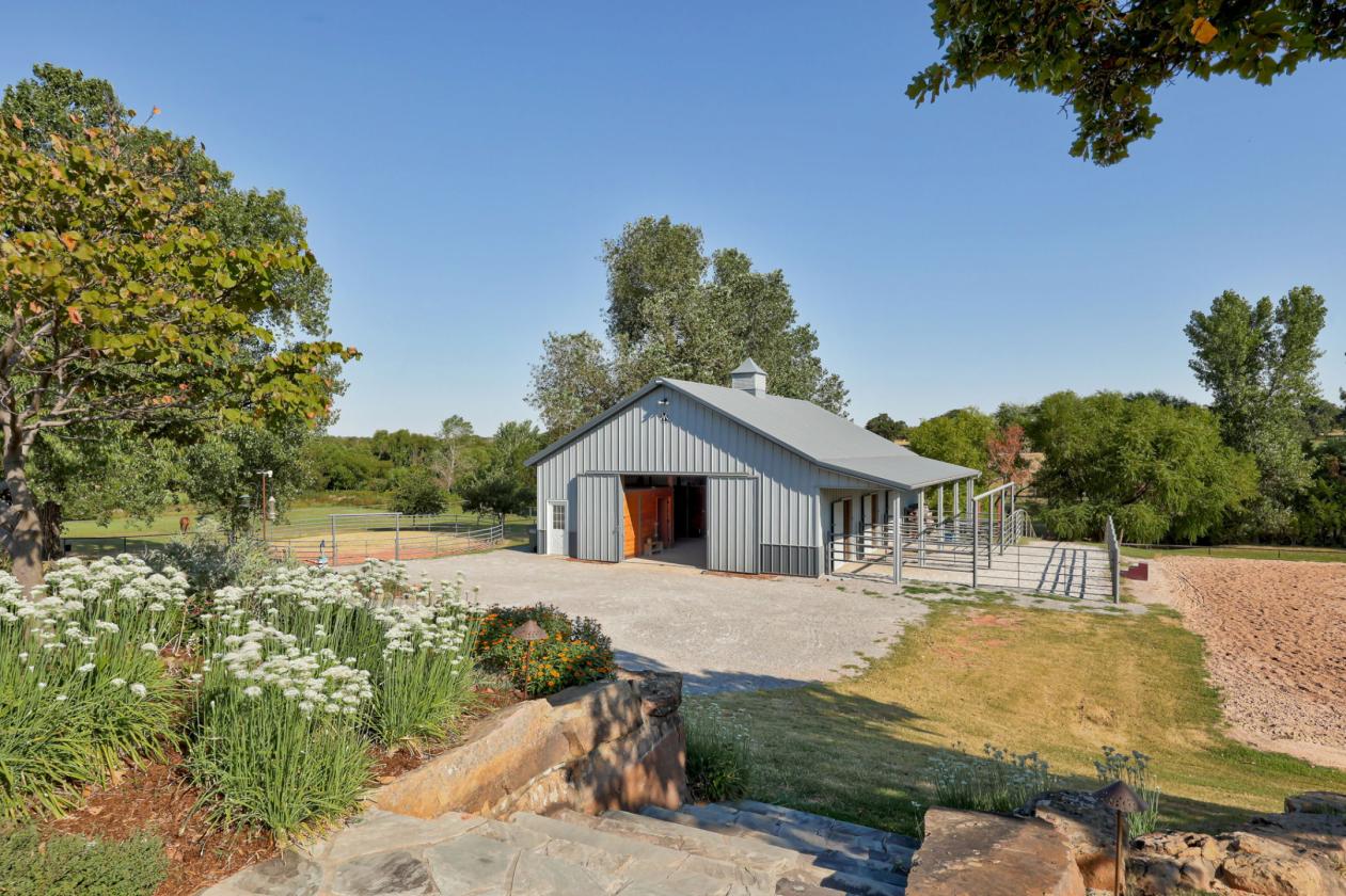 Luxury Living Meets Equestrian Elegance! - photo 27