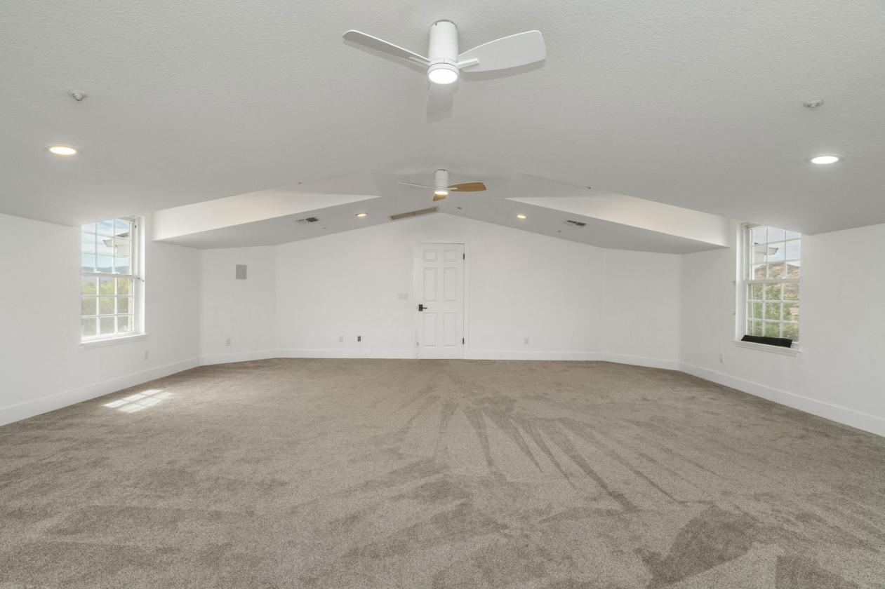 Expansive 5-Acre Estate - photo 15