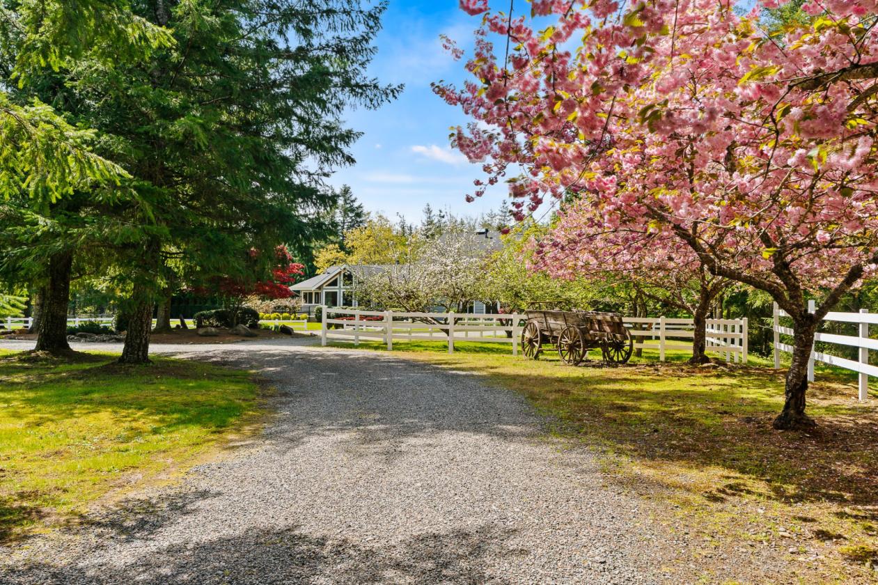 Timber Frame on 10 acres w/pool & arena - photo 12