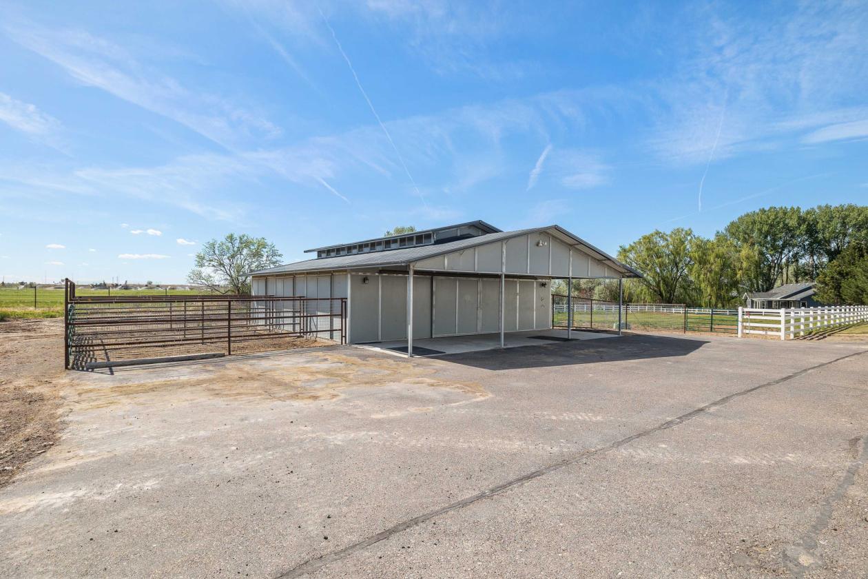 Equestrian Paradise featuring indoor riding arena - photo 26