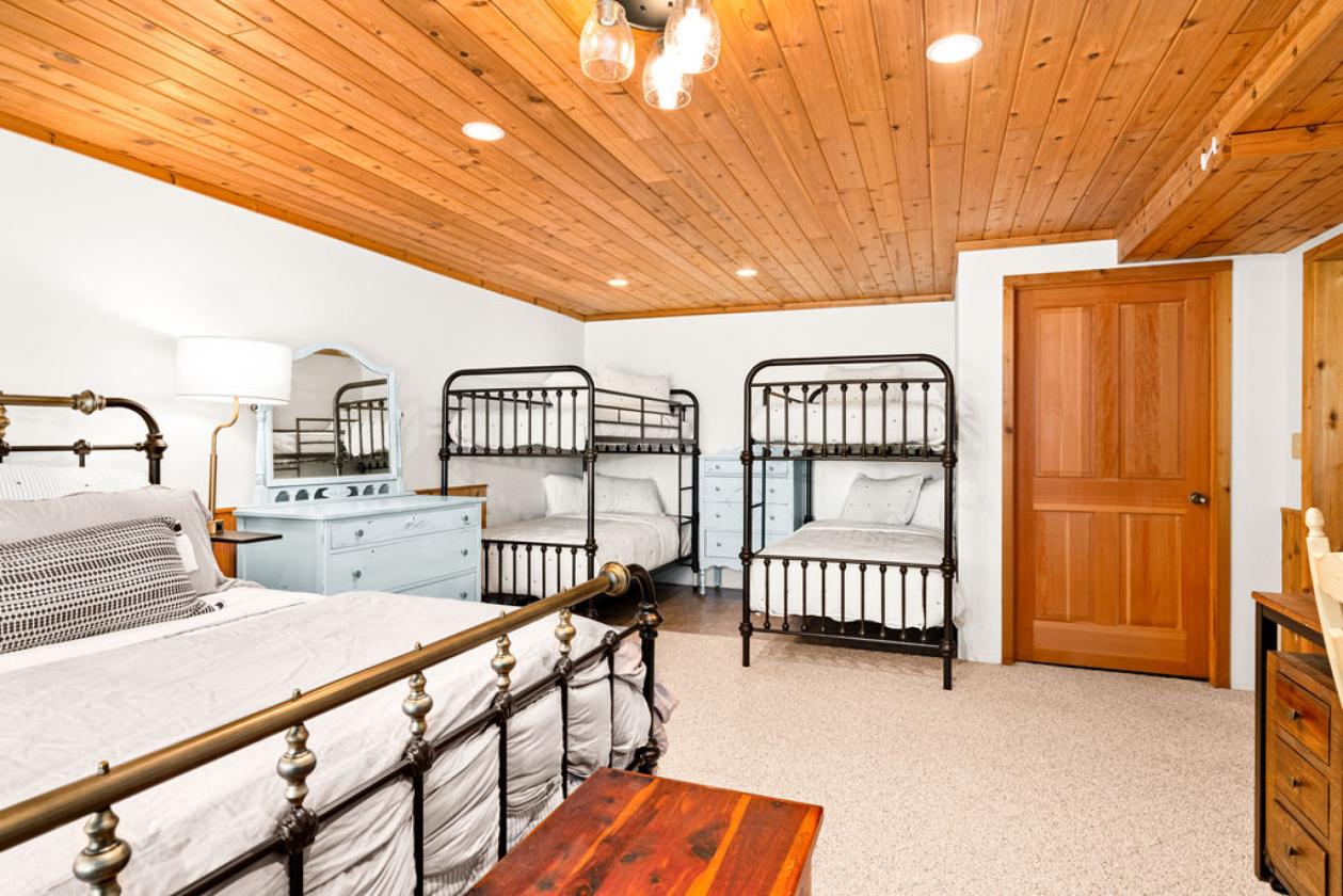 Turnkey Country Estate with Barns, Pasture & Eques - photo 27