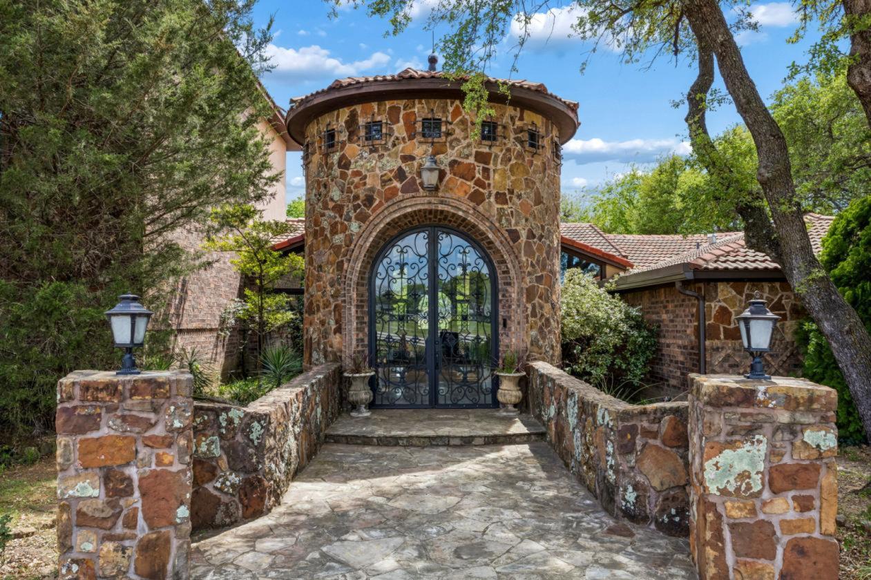 In-Town Luxury Resort Inspired Equestrian Retreat - photo 5