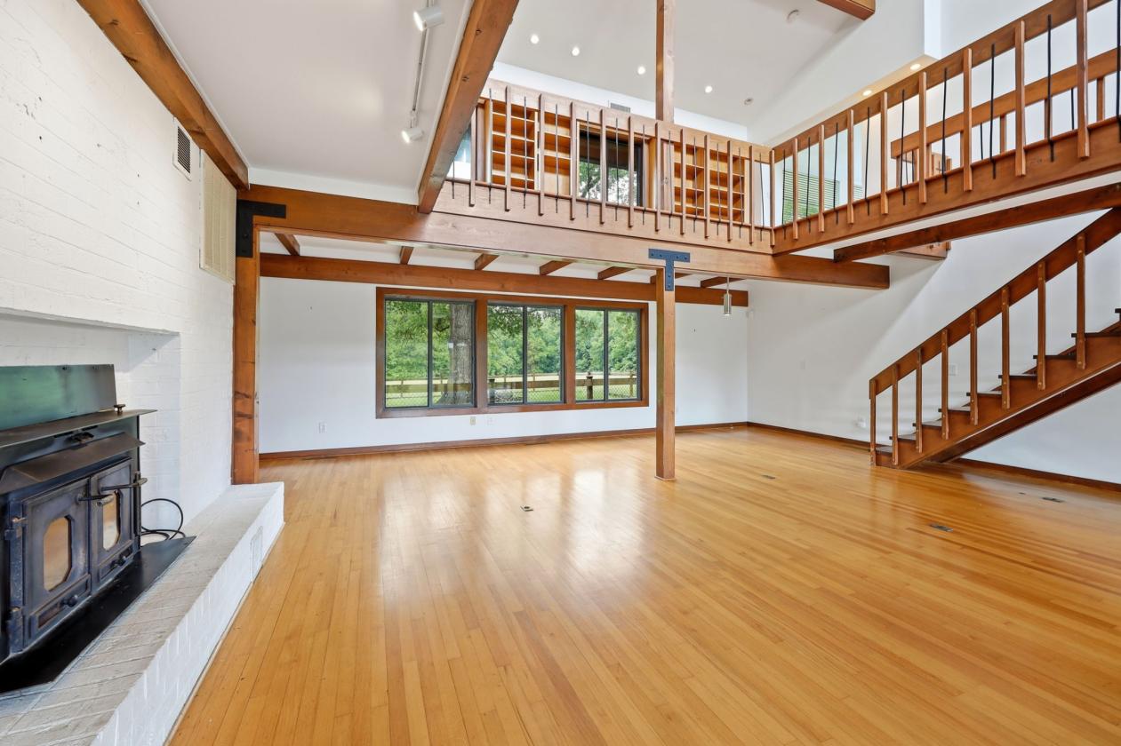 Grand Modern Farmhouse & Barn on almost 30 acres - photo 14