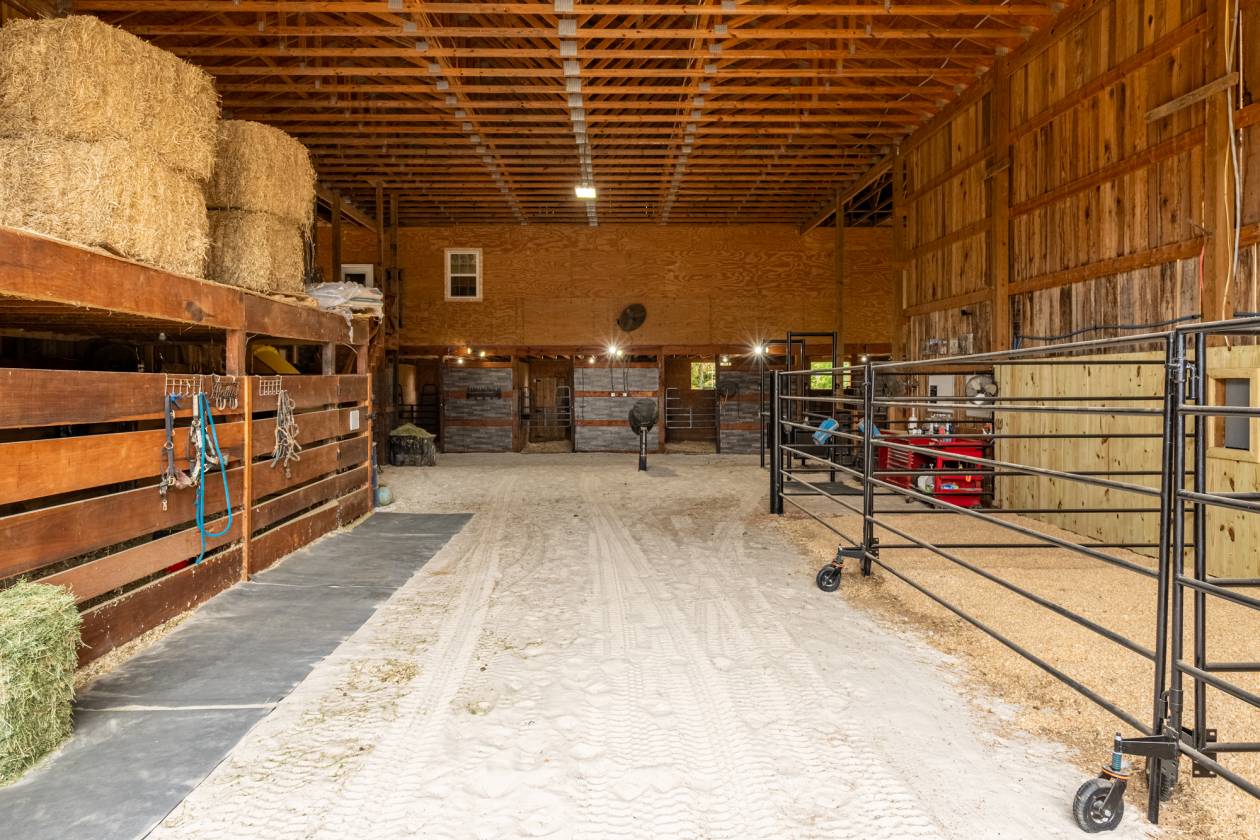 Dream Horse Facility: Custom Home, Arena & More - photo 19