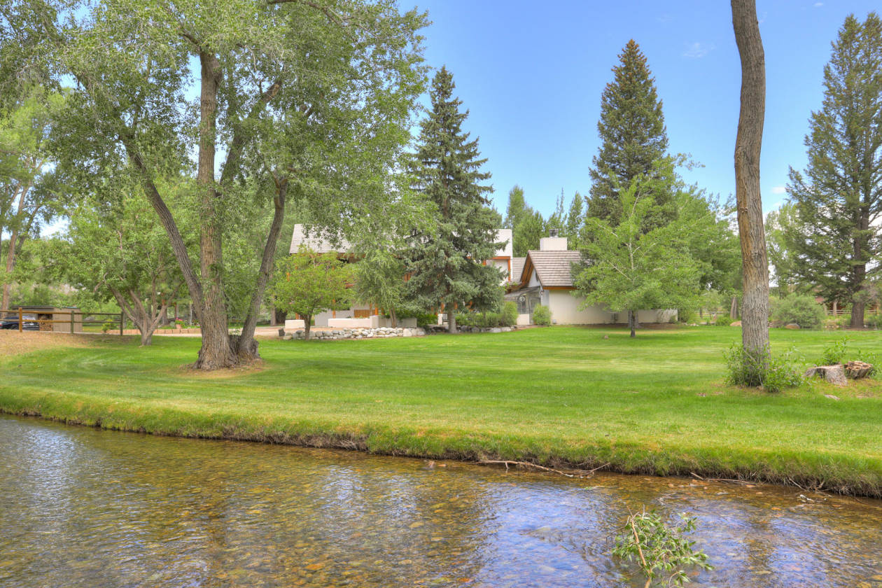 Colorado Mountain horse property with many water features. Buena