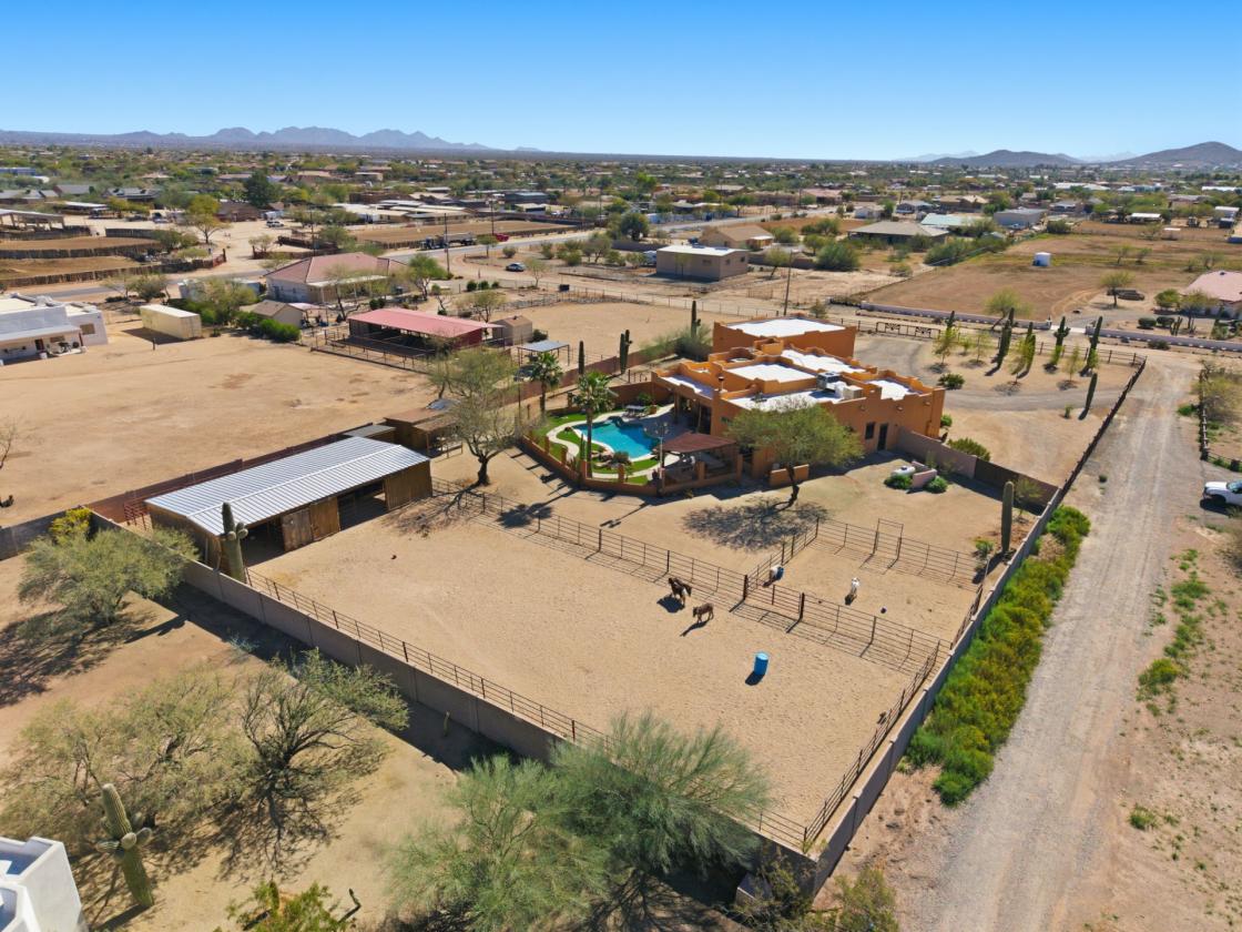 Desert Hills Luxury horse property on over an acre - photo 3