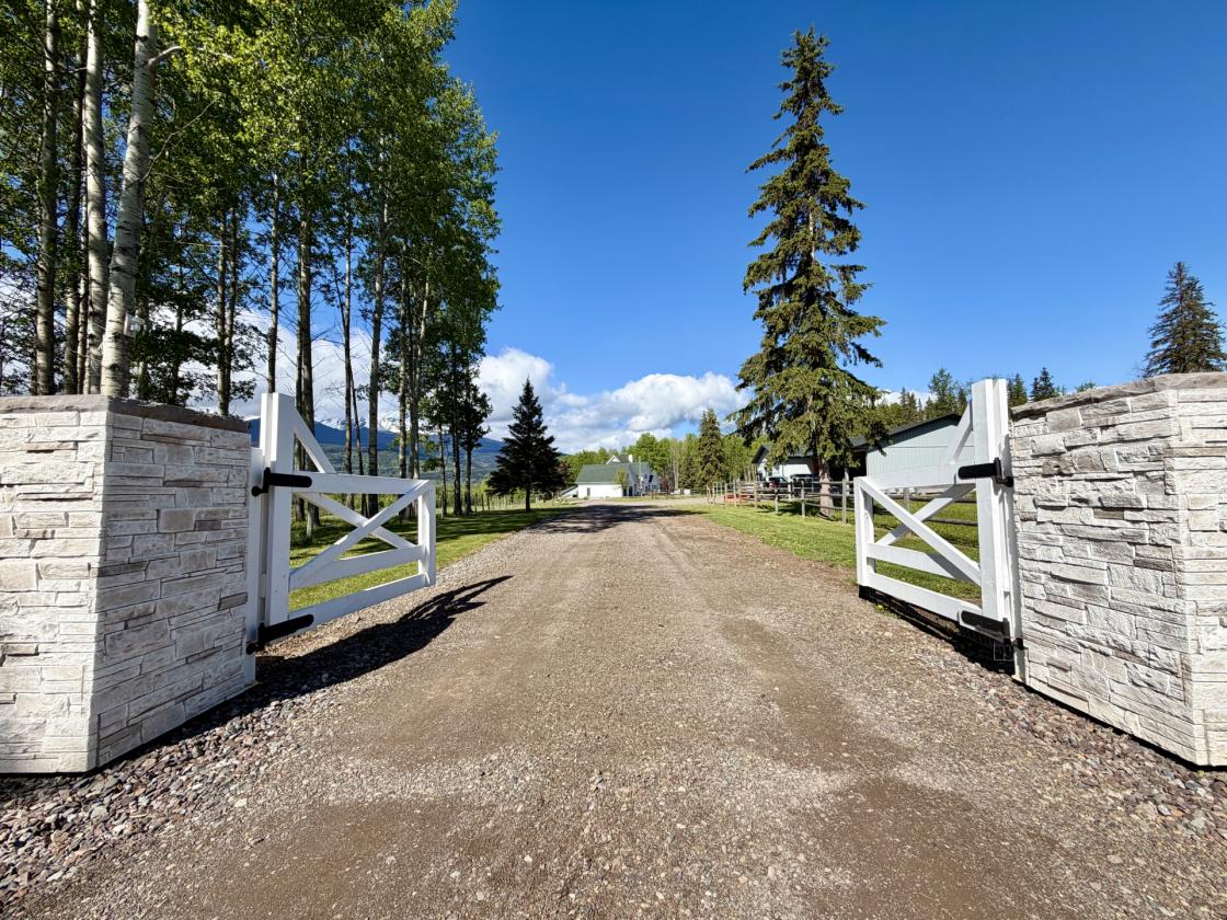 Luxury Equestrian Acreage - indoor/outdoor arenas - photo 2
