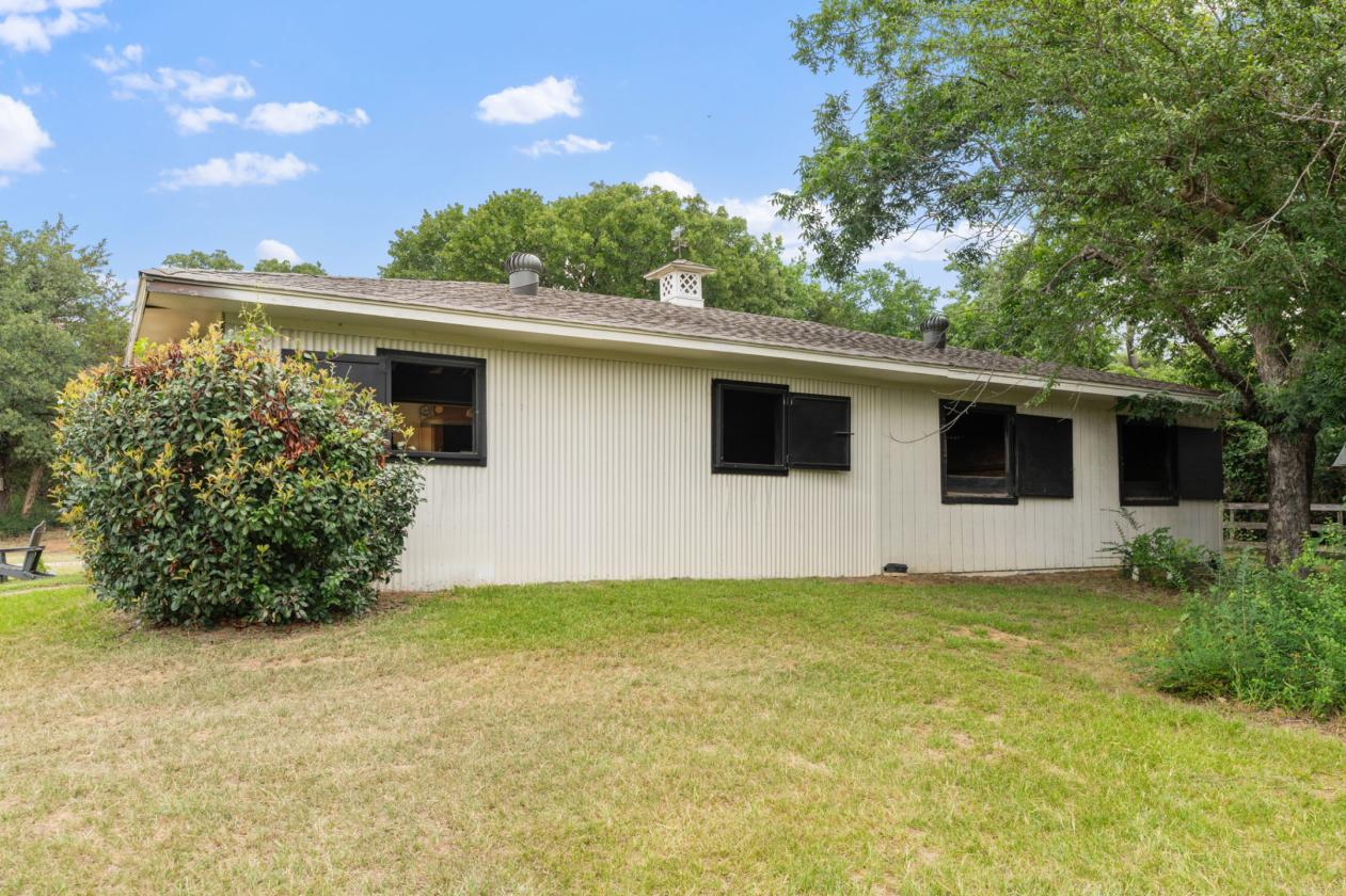 Executive home, 6 acres, 6 stalls, Pool, Arena - photo 17